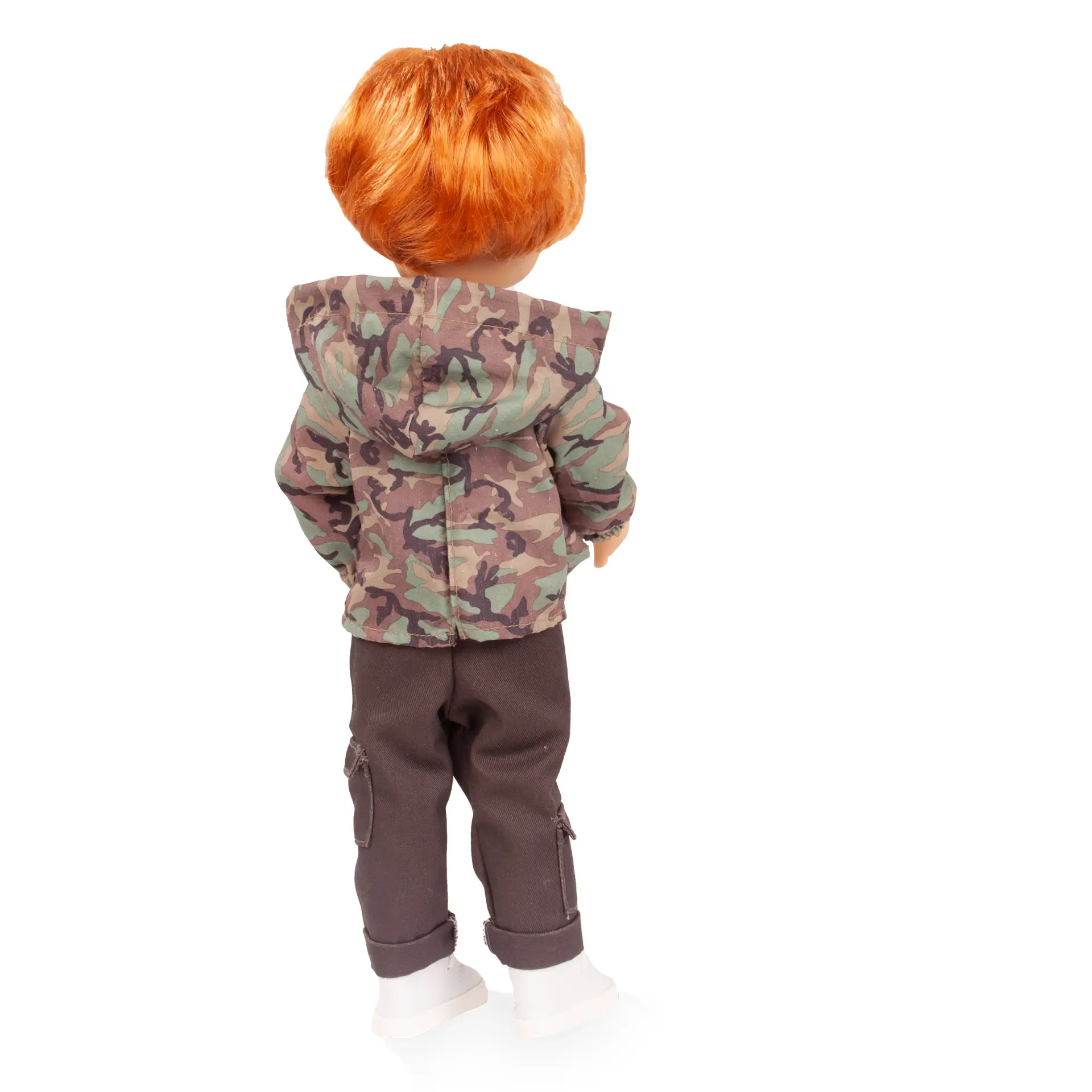 Rueckansicht von Stehpuppe Gr. 36 cm Junge mit rotem Haar. Er traegt ein Kapuzenoberteil mit Cargohose und Boots von Goetz