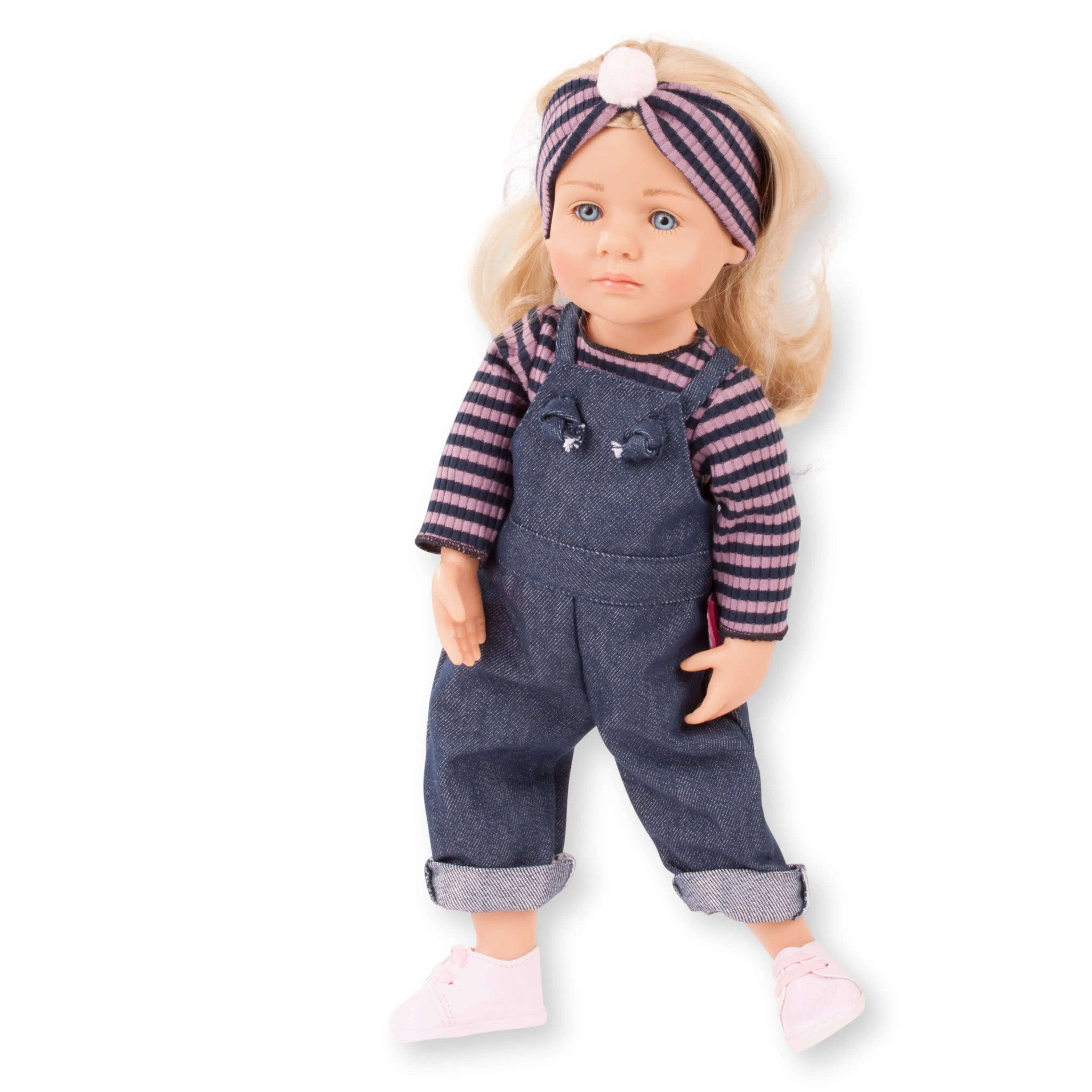 Stehpuppe 36 cm blond mit blauen Augen. Sie traegt eine Jeans-Latzhose mit Ringelshirt und passendem Haarband, dazu weisse Sneakers von Goetz