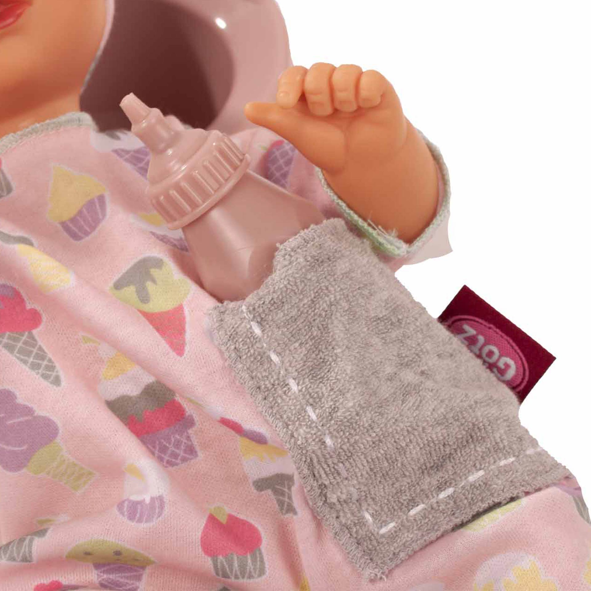 2353150-sleepy-aquini-popsicle-badepuppe-goetz-detail sleepy-aquini-popsicle-badepuppe-frotteetasche-trinkflasche-nahaufnahme-strampler-goetz