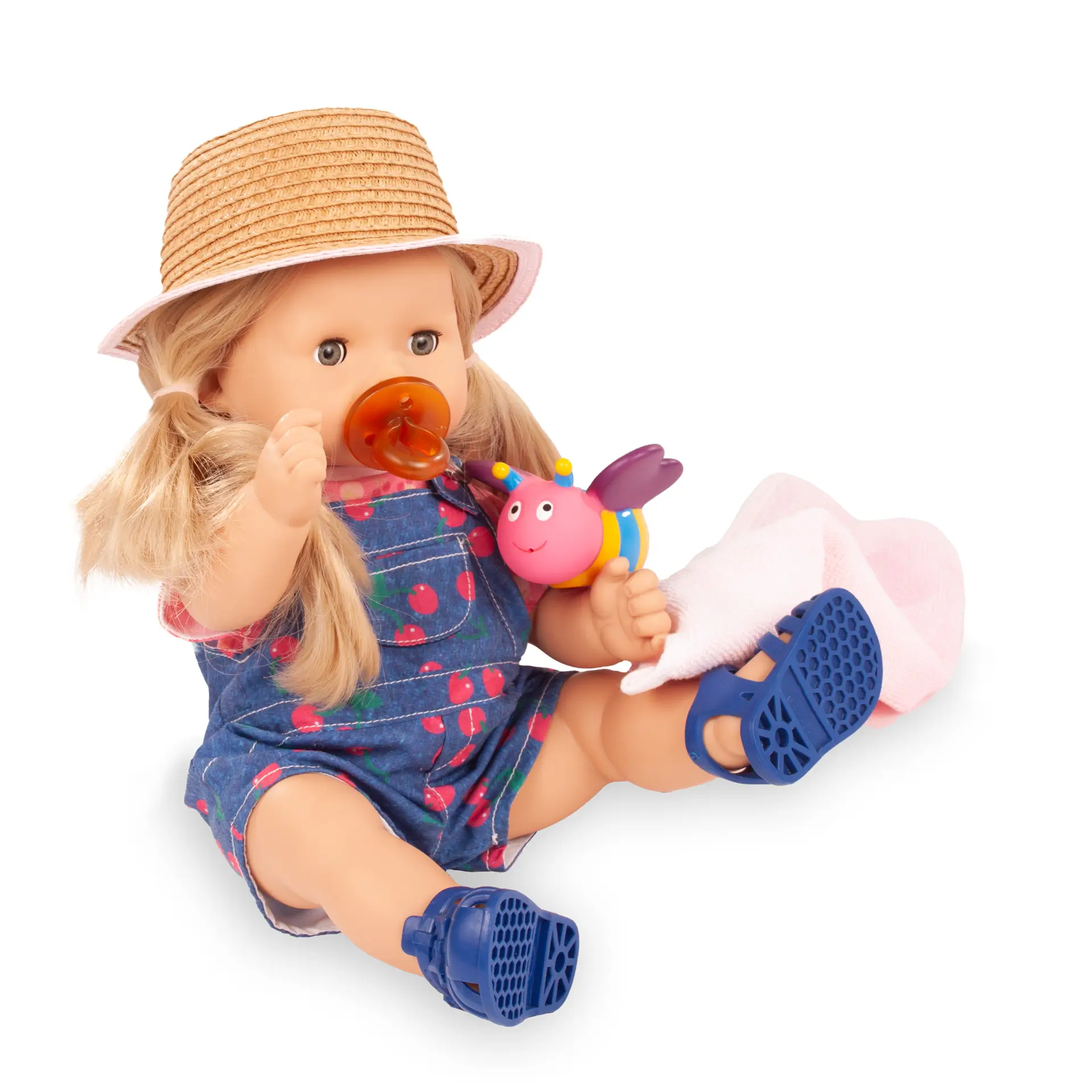 2018244 Maxy-Aquini Cherry Kiss Badepuppe von Goetz Badepuppe Gr. 42-46 cm mit blondem Haar und blauen Schlafaugen. Sie traegt eine kurze Latzhose, einen Strohhut mit T-Shirt, Sandalen, Badetuch, Wasserspritztier, Buerste und zwei Haargummis von Goetz