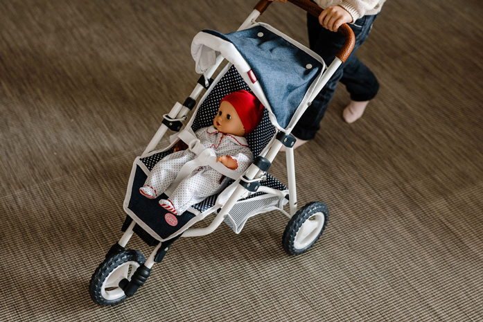 Puppenbuggy Goetz Kind schiebt Puppenbuggy mit 33 cm grosser Babypuppe darin an