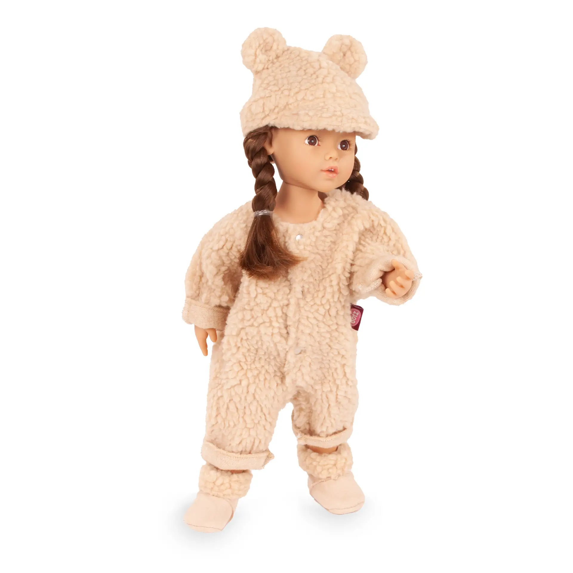 Multigelenk-Stehpuppe Gr. 36 cm mit braunen langen Haaren, die zu Zoepfen geflochten sind und braunen Augen. Sie traegt einen beigefarbenen Teddy-Onesie mit passenden Winterstiefelchen und einer witzigen Cappy mit Baerchen-Ohren von Goetz