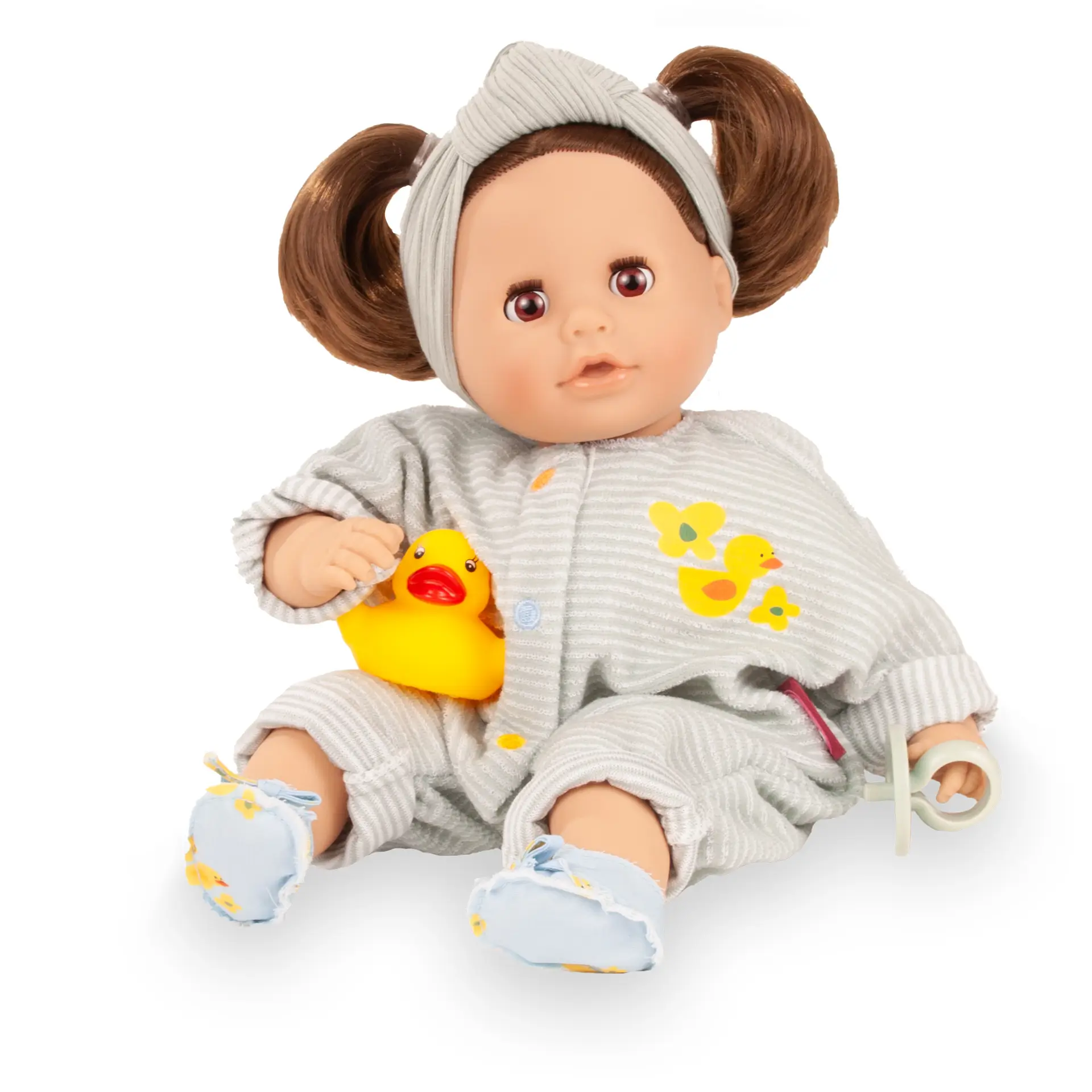 Badepuppe Gr. 30-33 cm mit Badeente, sie hat braunes Haar und braune Schlafaugen. Sie traegt einen geringelten Anzug mit Entenmotiv und Stoffschuhen und hat einen Schnuller dabei. Von Goetz