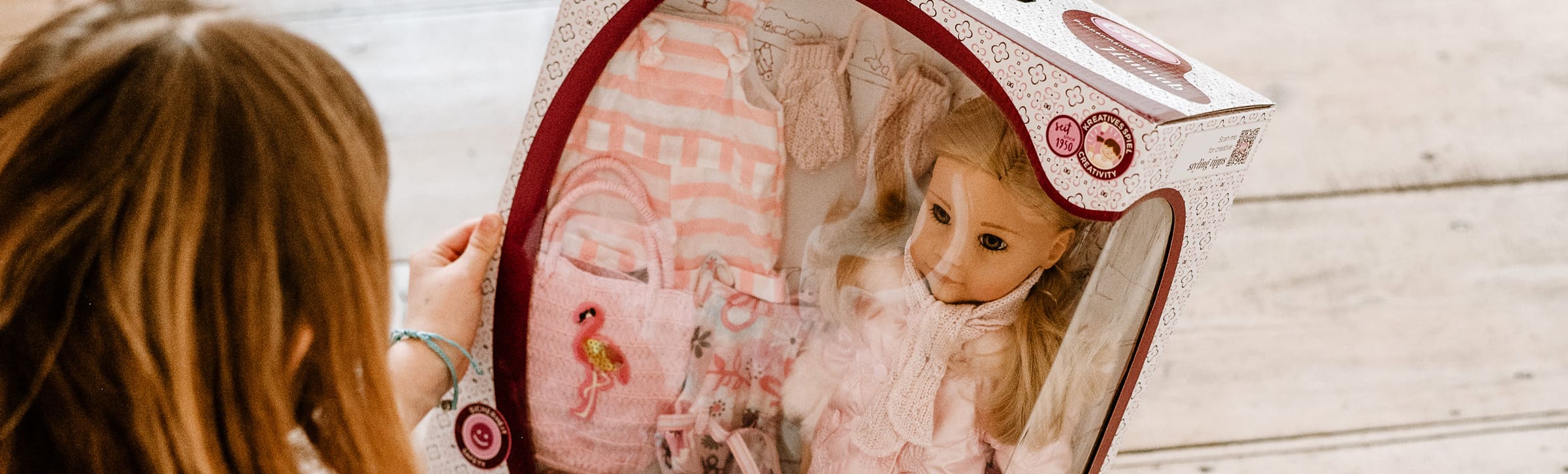 Kinder packen goetz Puppe aus und freuen sich