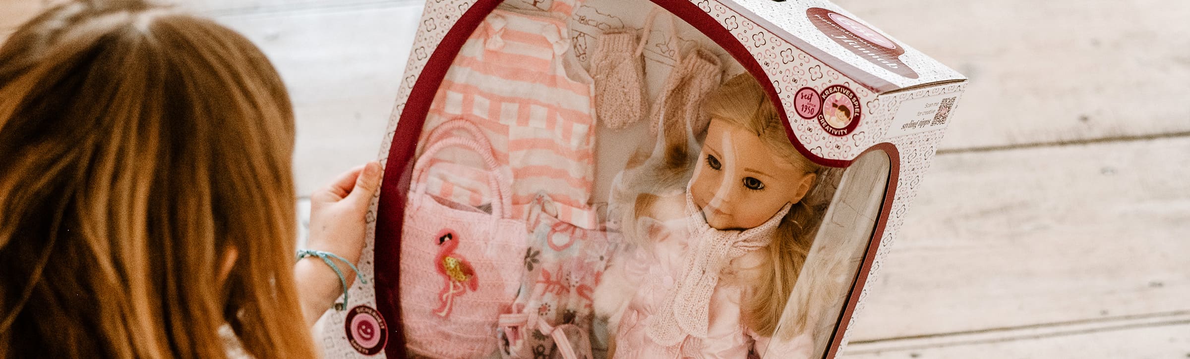 Kinder packen goetz Puppe aus und freuen sich Kinder packen goetz Puppe aus und freuen sich