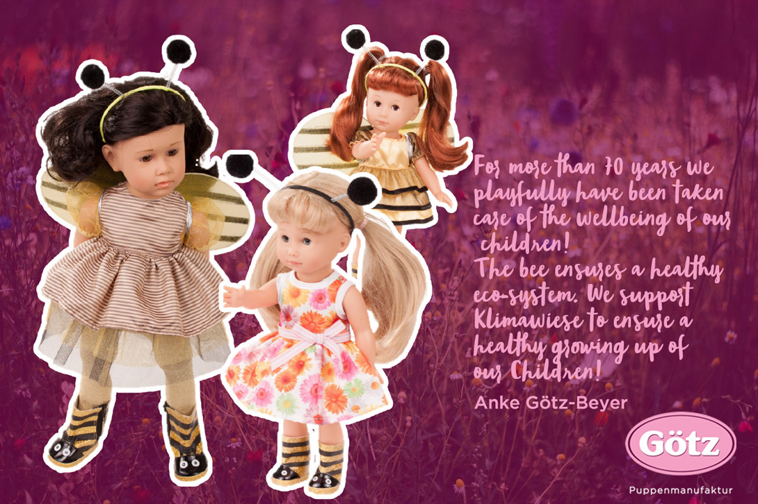 klimawiese-goetz-puppen-goetz-bienen-kinder-eng-graphikT Standing dolls in bee outfits support the climate meadow