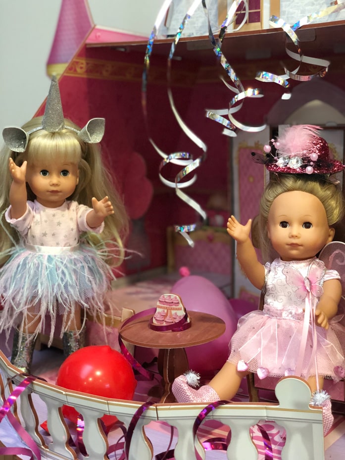 Puppen in einem Puppenhaus Schloss und glitzernden Puppenkleidern 