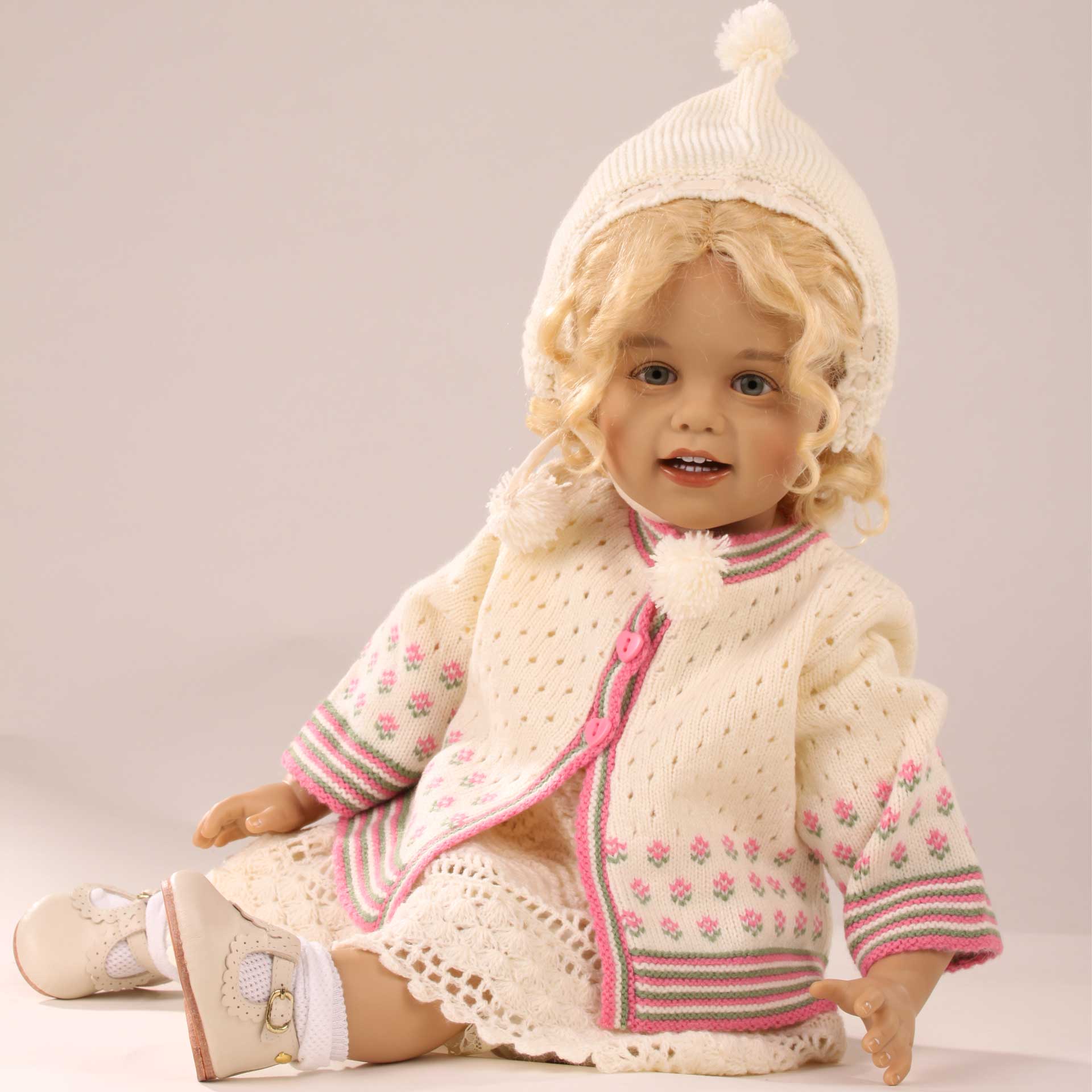 1821647-fenja-kuenstlerpuppe-skille-goetz fenja-sissel-skille-kuenstlerpuppe-strickkleid-spangenschuhe-echtglasaugen-strickjacke-strickmuetze-locken-blond-mohair-goetz