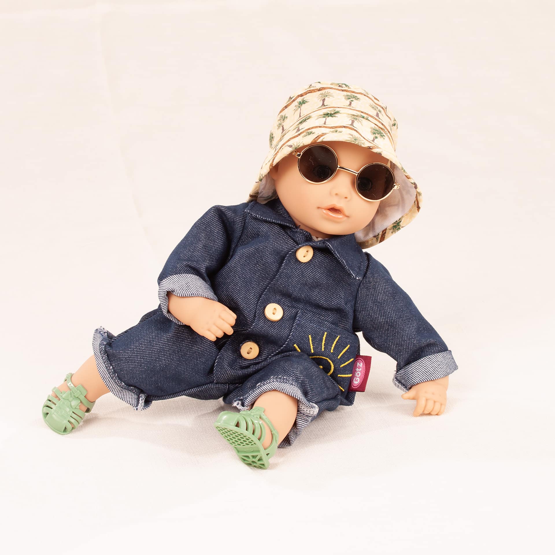 shop-the-look-babypuppe-jeansoverall-hut-brille-sandalen