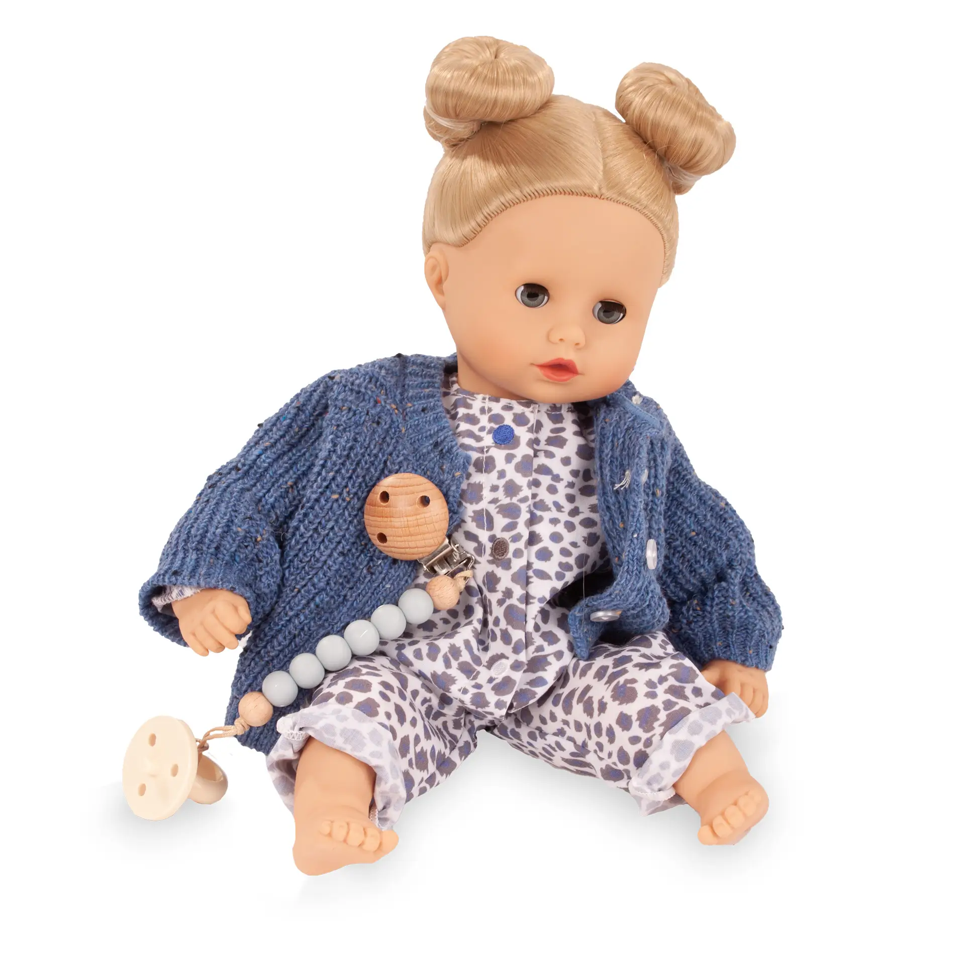 Bekleidungsset fuer Babypuppe Gr. 30-33cm mit Leopardenmuster in Blau-Beige, einer blauen Strickjacke, einer Schnullerkette mit Schnuller. Von Goetz