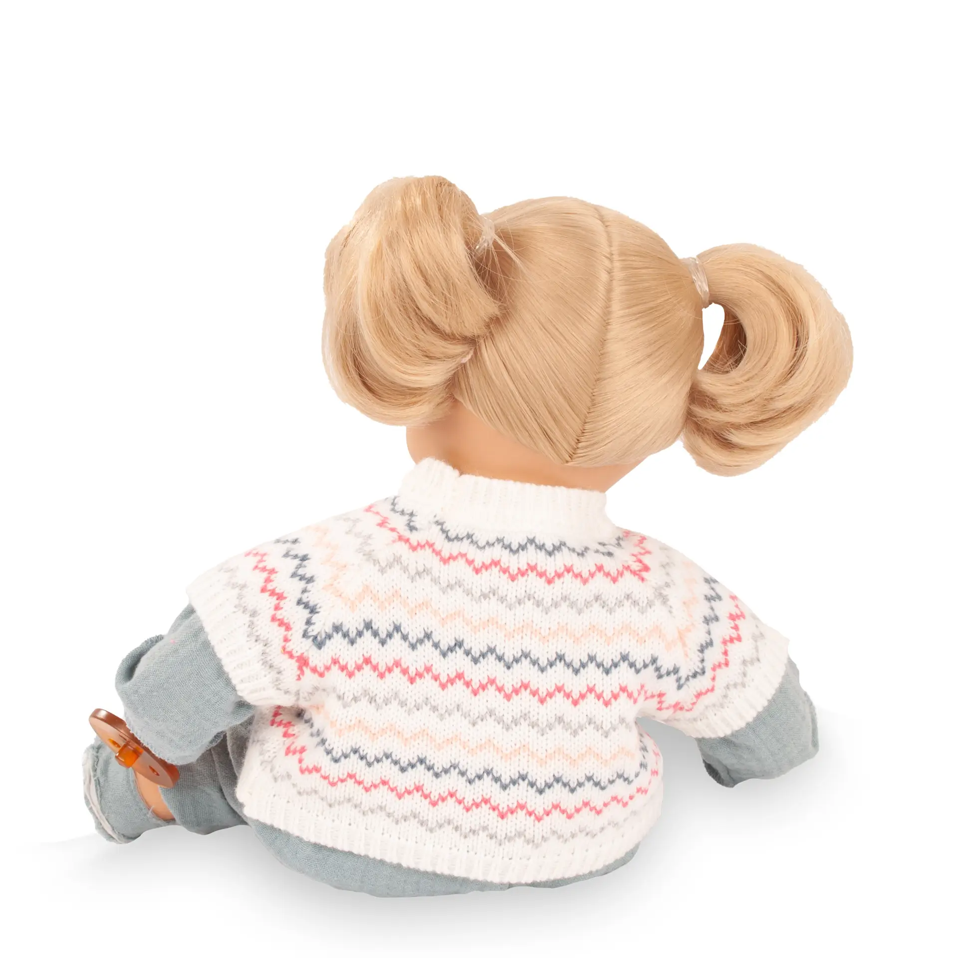 Babypuppe Gr. 33 cm mit blondem Haar. Sie traegt einen Overall mit Strickpullunder darüber und Stoffschuhe von Goetz