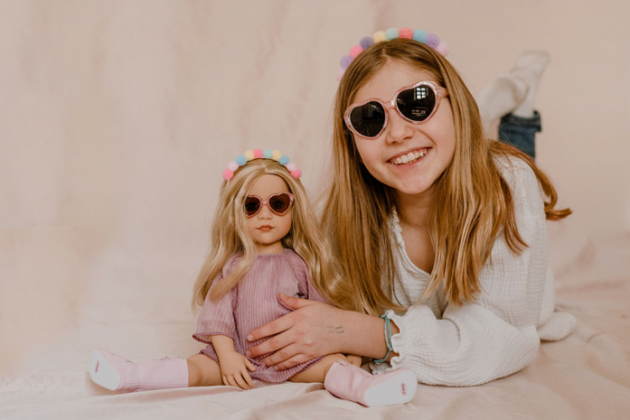 Hannah Be My Mini Me Goetz Kind posiert mit einer 50 cm grossen Stehpuppe mit blonden Haaren im Partnerlook