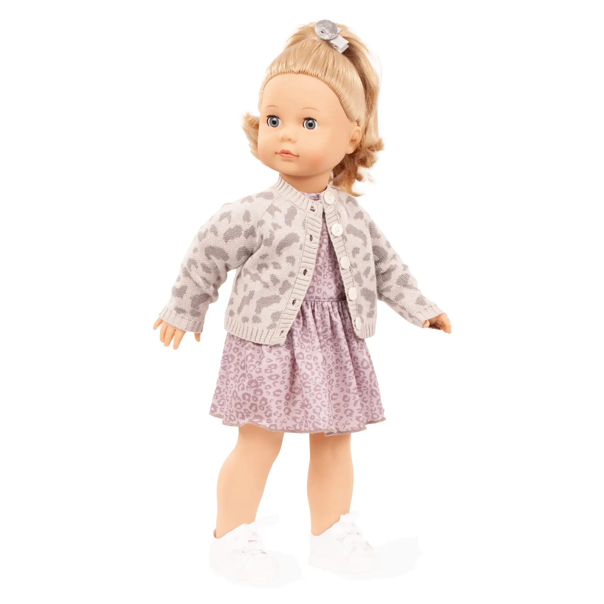 precious-day-girl-graue-katze-stehpuppe-goetz-schlafaugen-blaue-augen-blond-langhaarig-sneakers-strickjacke-kleid-weichkörper