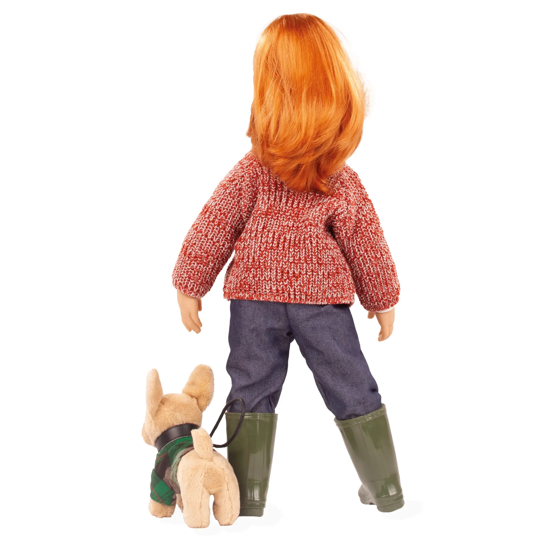Rothaarige Stehpuppe 45-50 cm in Rueckansicht. Hat einen Plueschhund dabei, trägt Ohrenwaermer, mellierte Strickjacke, Jeans, Shirt, Tasche, Gummistiefel und Hundecape von Goetz