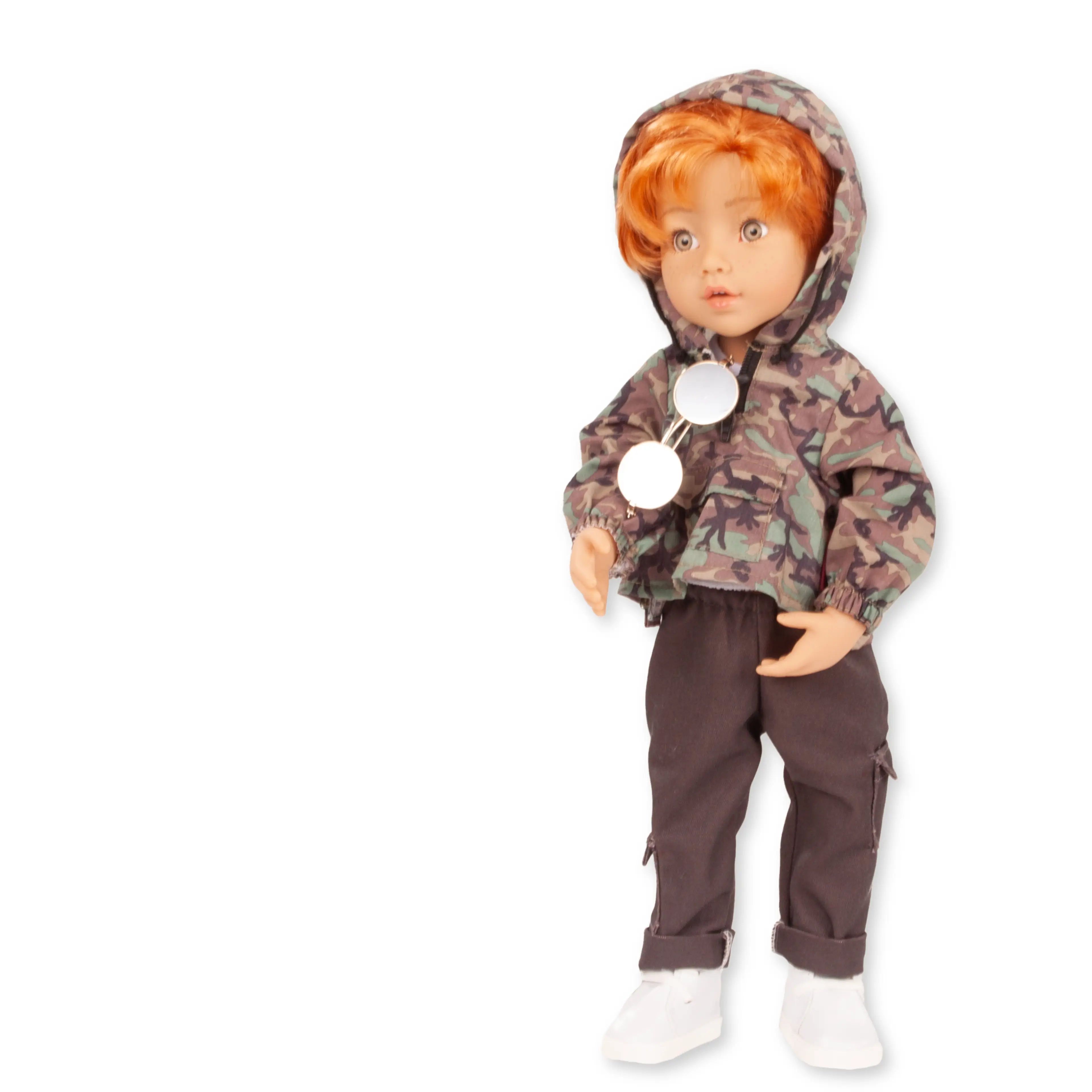 Stehpuppe Gr. 36 cm Junge mit rotem Haar, gruenen Augen und Sommersprossen. Er traegt ein Kapuzenoberteil mit Cargohose und Boots, dazu eine Nickelbrille von Goetz