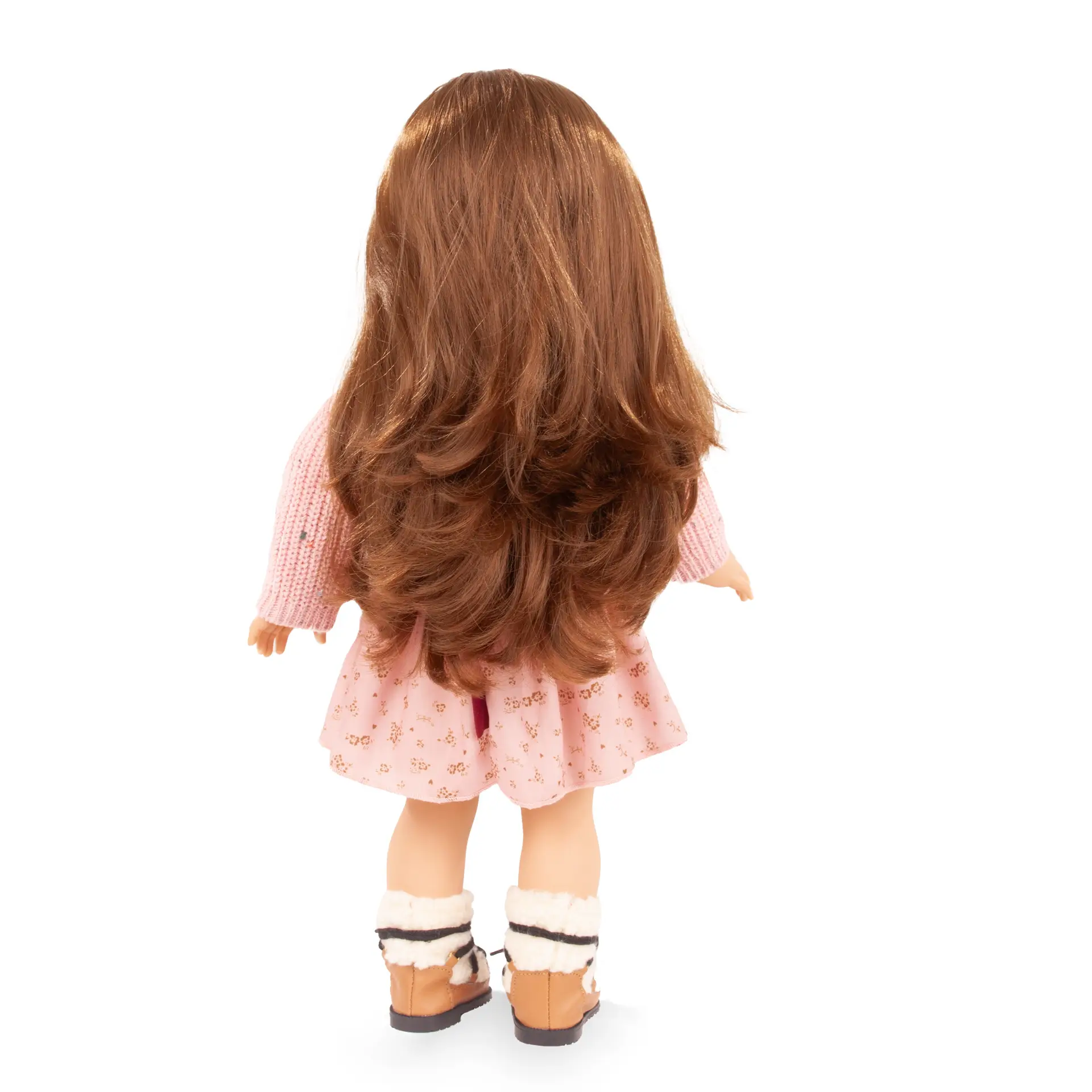 Rueckansicht von Stehpuppe Gr. 46 cm mit braunem langen Haar und braunen Schlafaugen traegt ein rosa Sommerkleid mit goldenen Bluemchenmotiv, dazu Winterboots und eine Strickjacke. Von Goetz