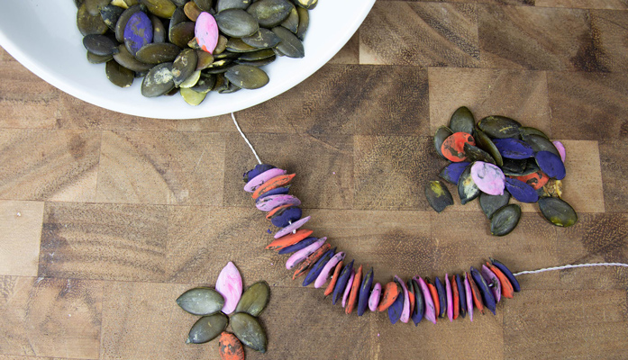 Bunte Kürbiskette aus Kürbiskernen