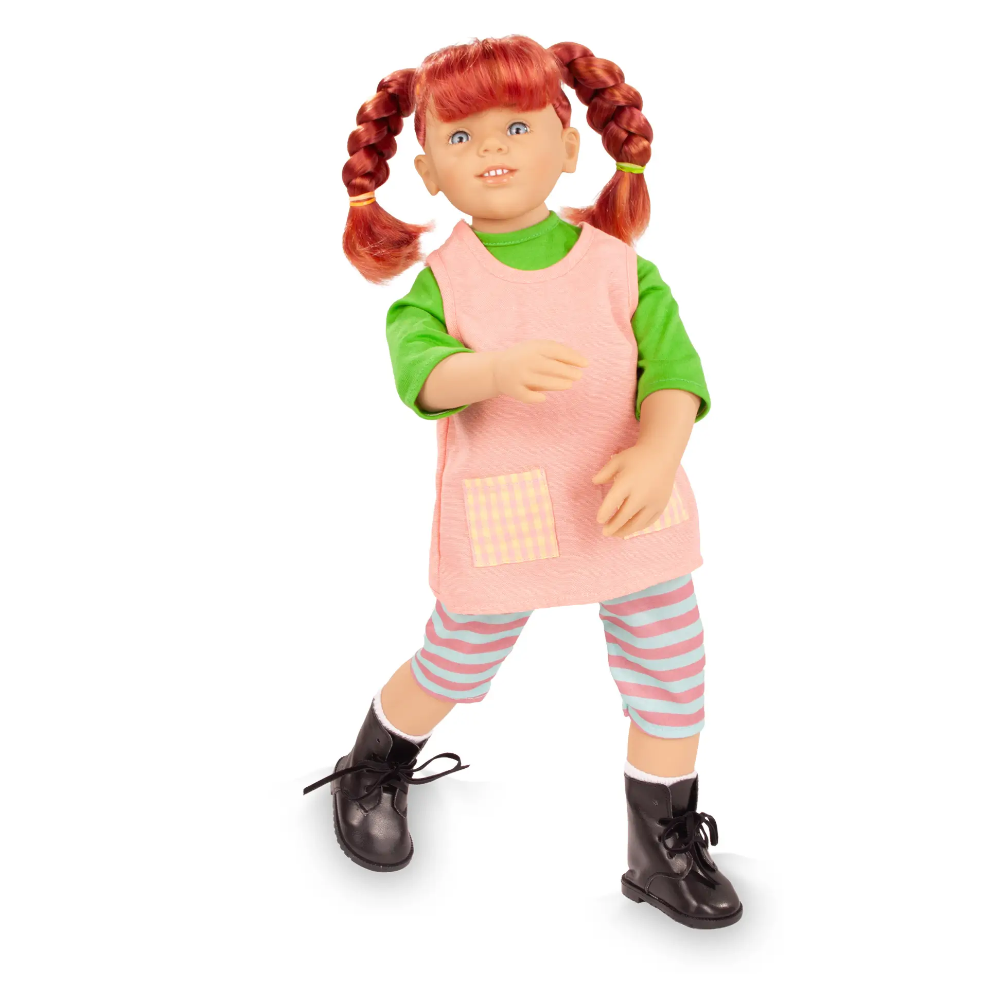 Stehpuppe Gr. 45-50 cm mit roten Haaren, die zu zwei Zoepfen geflochten sind und sie hat blaue Augen. Sie traegt ein gruenes Shirt mit einer orangefarbenen Schuerze, darunter eine geringelte Leggings, dazu weisse Struempfe und schwarze Boots von Goetz