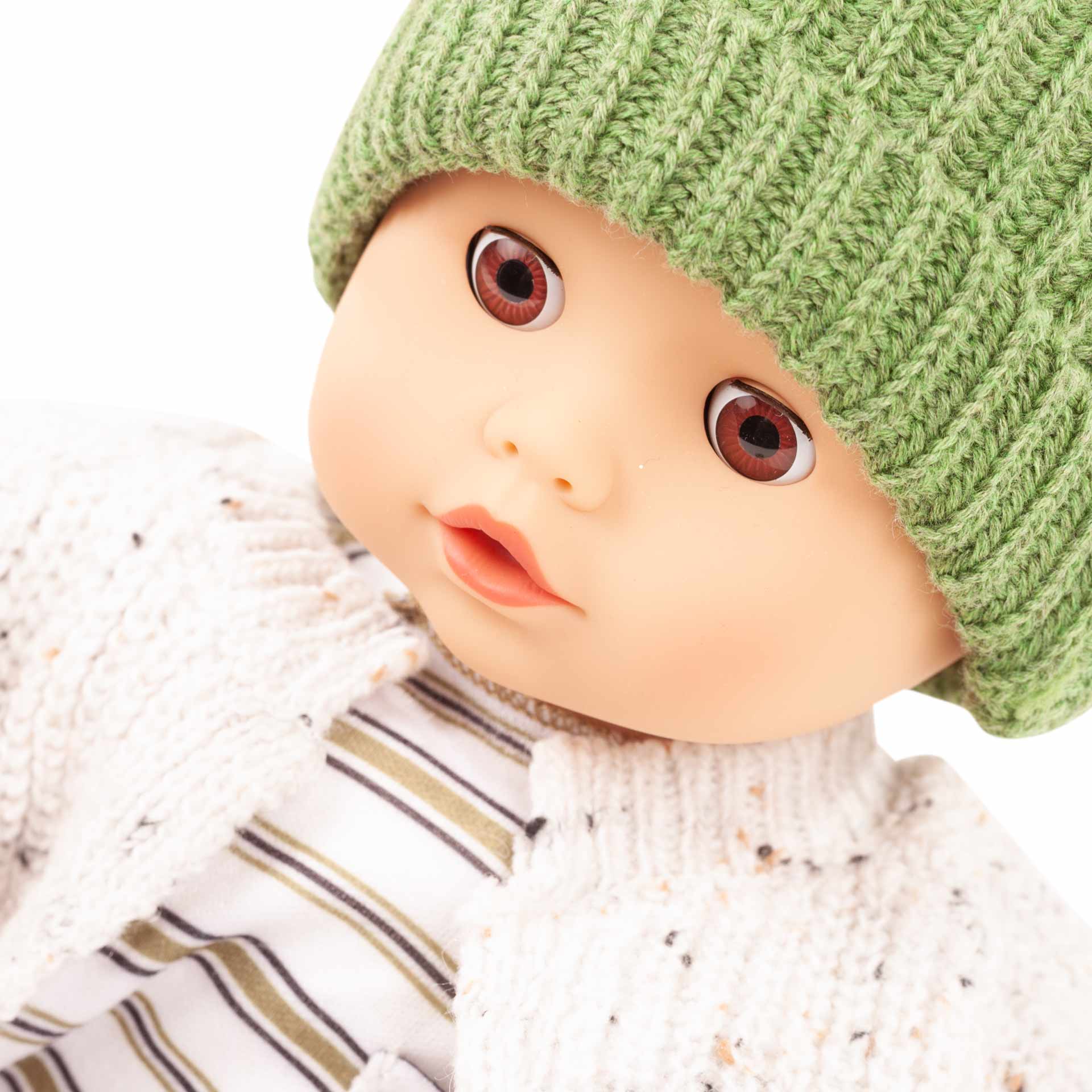 muffin-urban-stripes-babypuppe-goetz-strickmuetze-schlafaugen-braune-augen