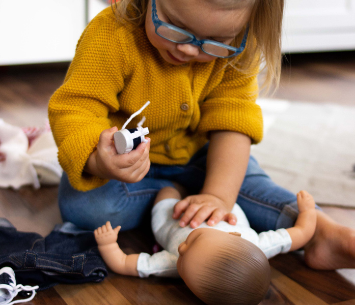 kreatives-spielen-goetz-puppen-kind-babypuppe-muffin-bild Kind spielt mit Goetz Babypuppe Muffin im Kinderzimmer