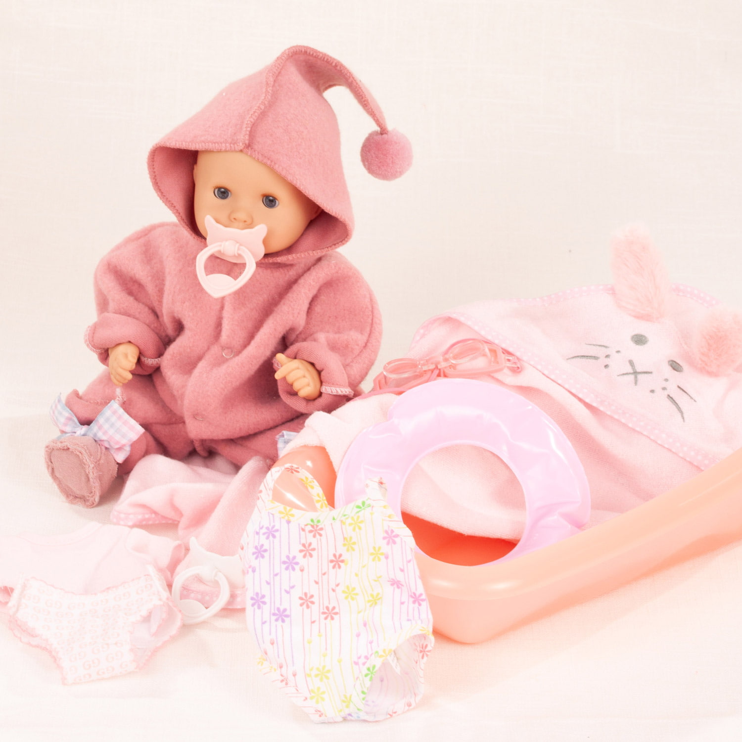 33 cm grosse Badepuppe mit Badewanne, Badeanzug, Handtuch, Schwimmring, Winteranzug, Schnuller und Socken