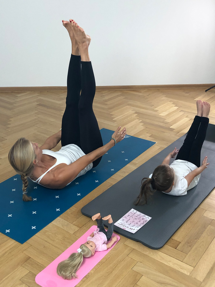 Götz Yogastunde mit Mama Kind und Stehpuppe Lotta