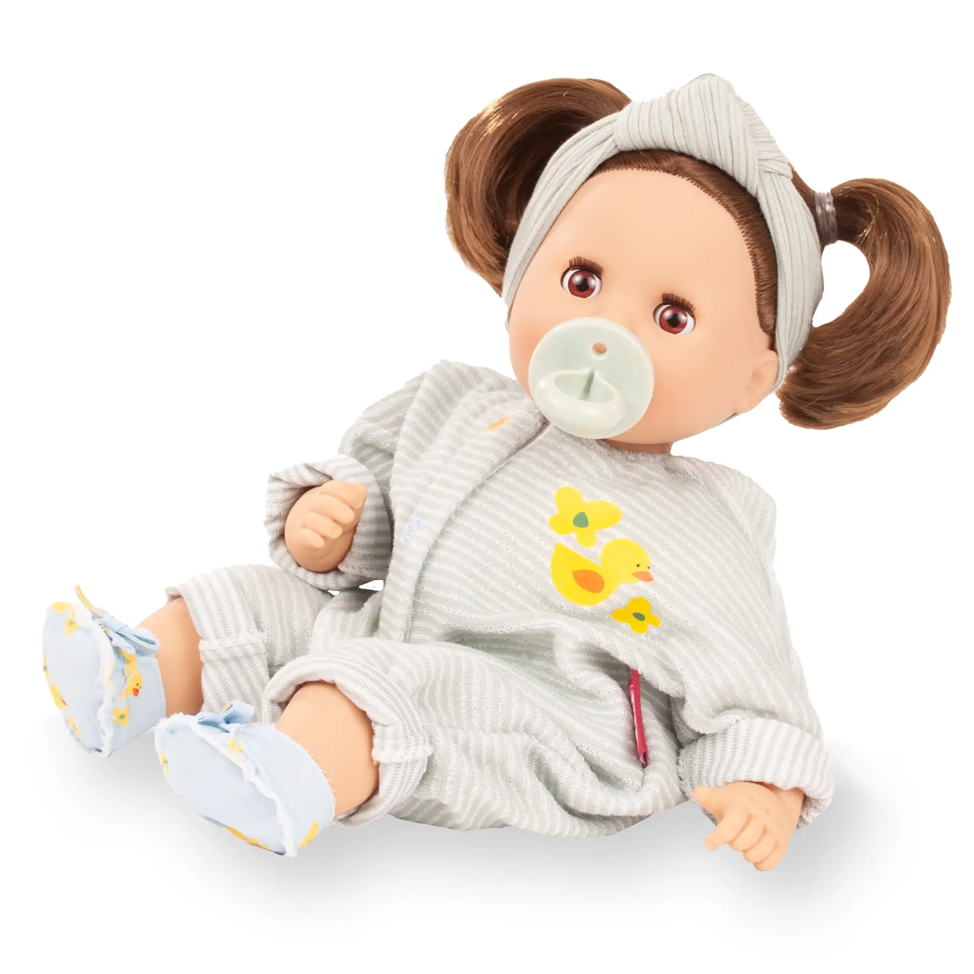 Badepuppe Gr. 30-33 cm mit Badeente, sie hat braunes Haar und braune Schlafaugen. Sie traegt einen geringelten Anzug mit Entenmotiv und Stoffschuhen und hat einen Schnuller dabei. Von Goetz