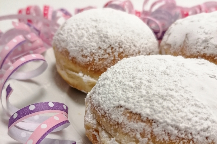 Drei Krapfen mit Puderzucker 