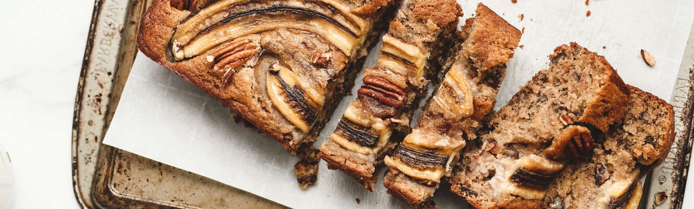 Bananenbrot in Scheiben geschnitten