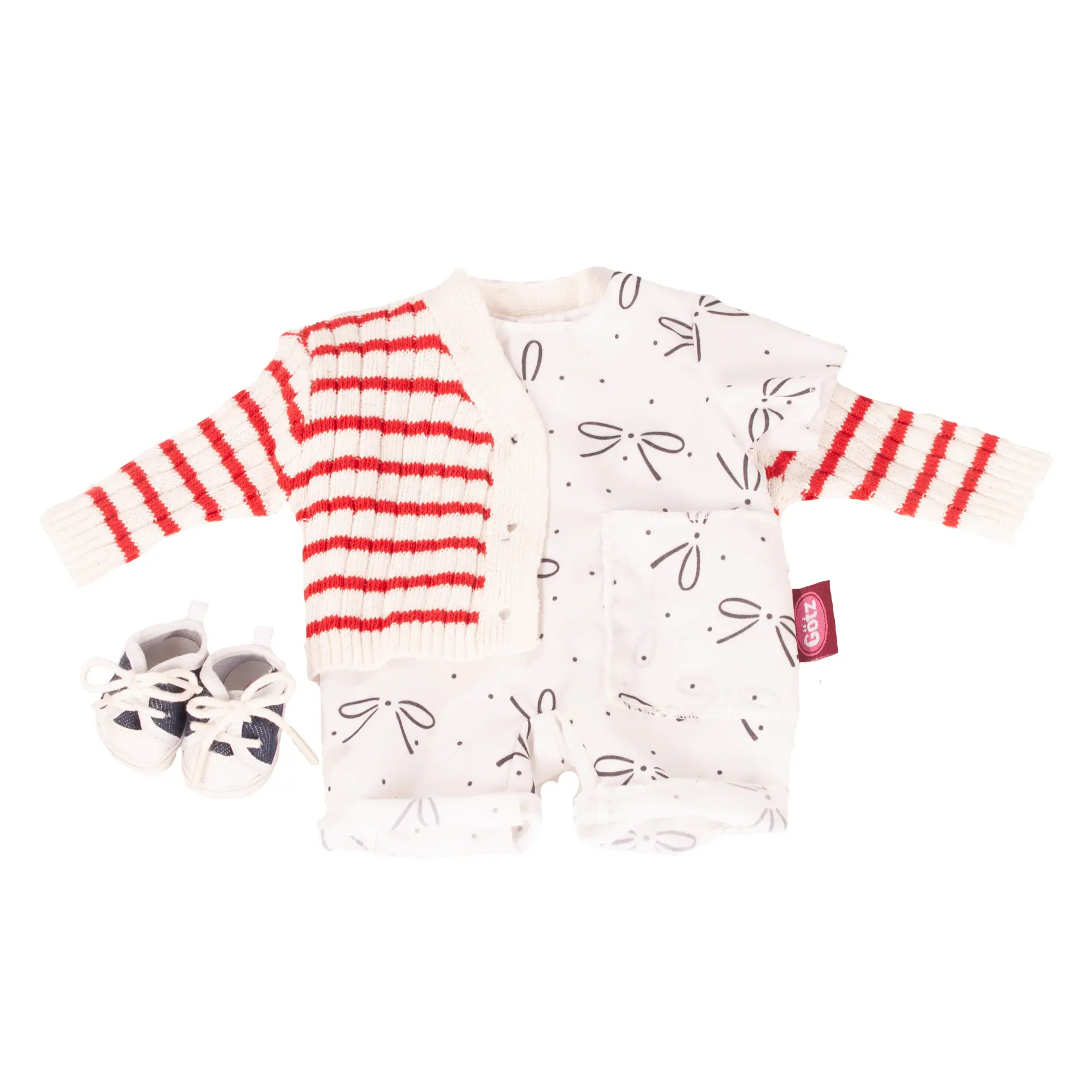 Bekleidungsset für Gr. 30-33 cm, bestehend aus einem Anzug mit Schleifenmuster, einer rot-weiss geringelten Strickjacke und Stoffschuhe in blau-weiss. Von Goetz