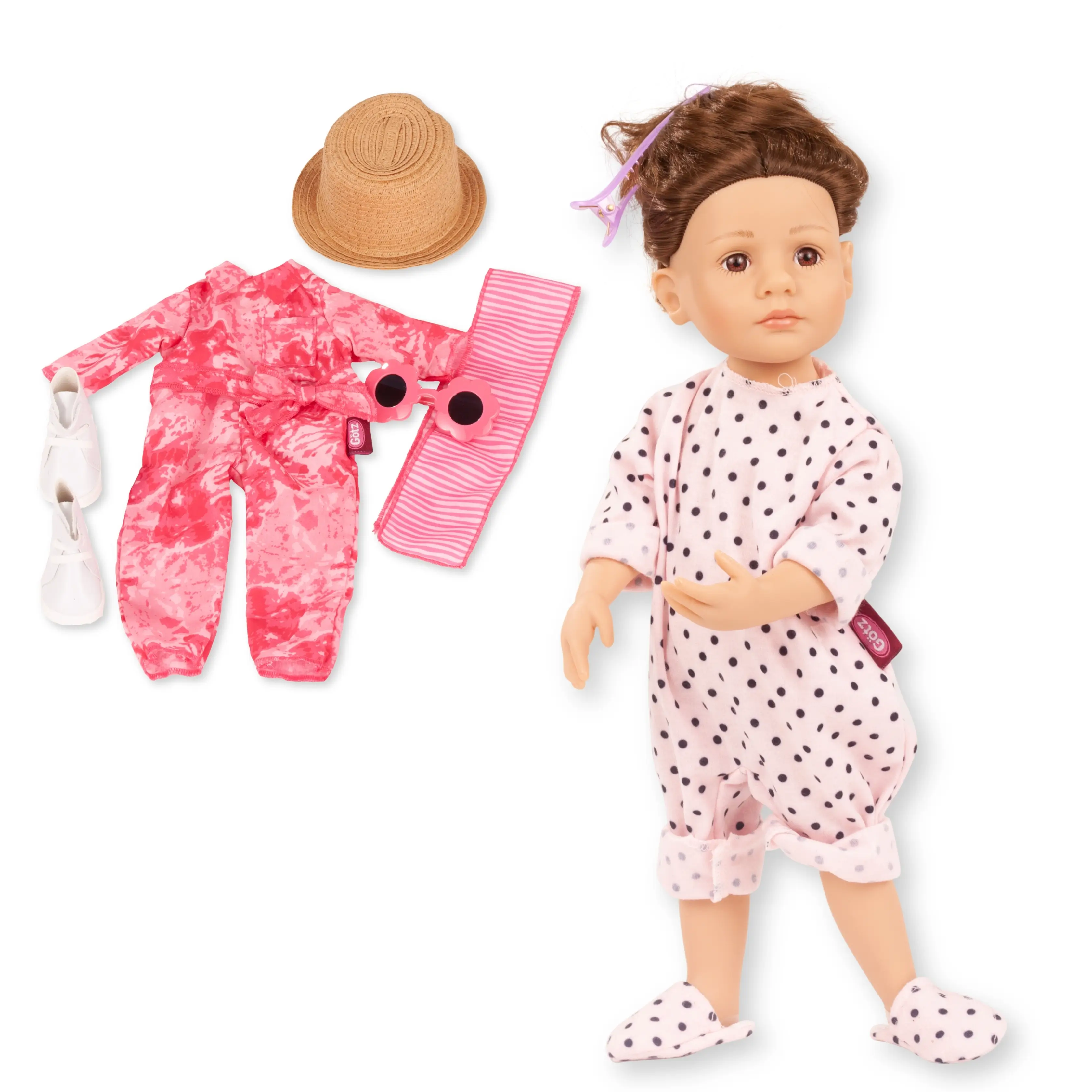 Stehpuppe Gr. 36 cm mit Gelenken, braunes Haar und braune Augen mit Pyjama und Puschen und Haarspange, dazu ein Bekleidungsset in pink mit Sonnebrille, Hut, Haarband und Sneakers von Goetz