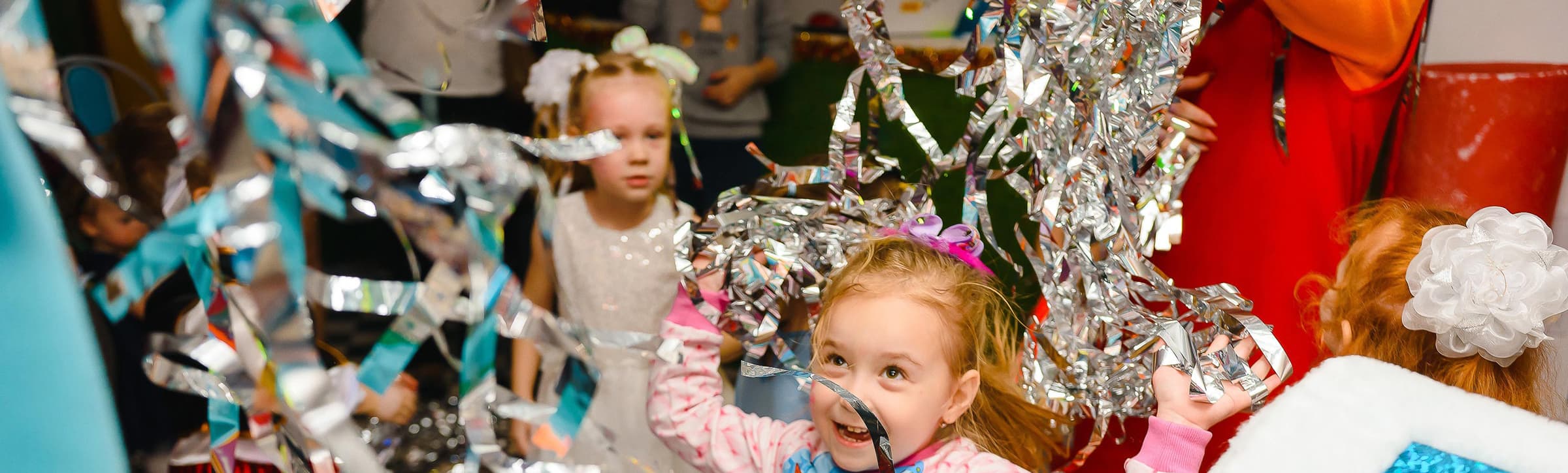 Kinder feiern Silvester mit vielem buntem Glitzer