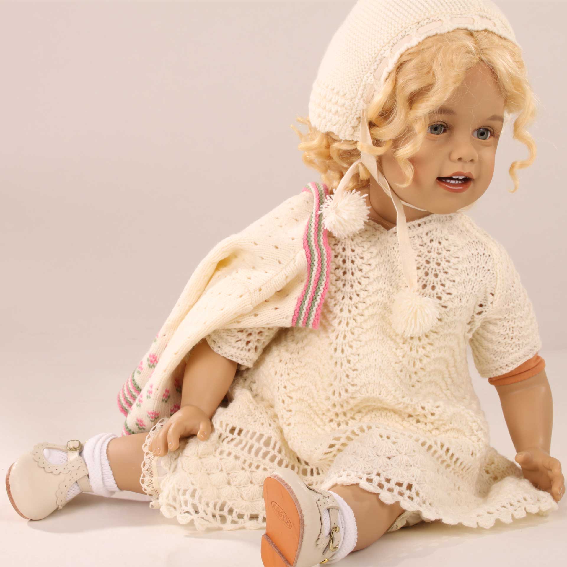 1821647-fenja-sissel-skille-kuenstlerpuppe-seitl-ohne-goetz fenja-sissel-skille-kuenstlerpuppe-strickkleid-locken-strickmuetze-spangenschuhe-mohair-echtglasaugen-goetz