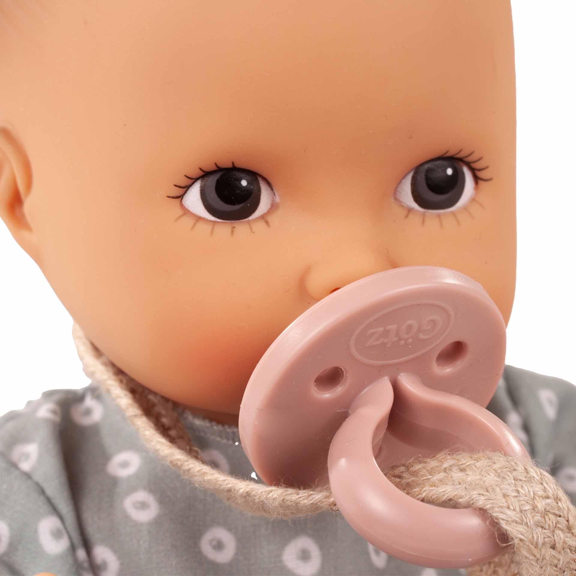 aquini-girl-avocado-badepuppe-goetz-schnuller-portrait-gemalte-augen-hartkoerper