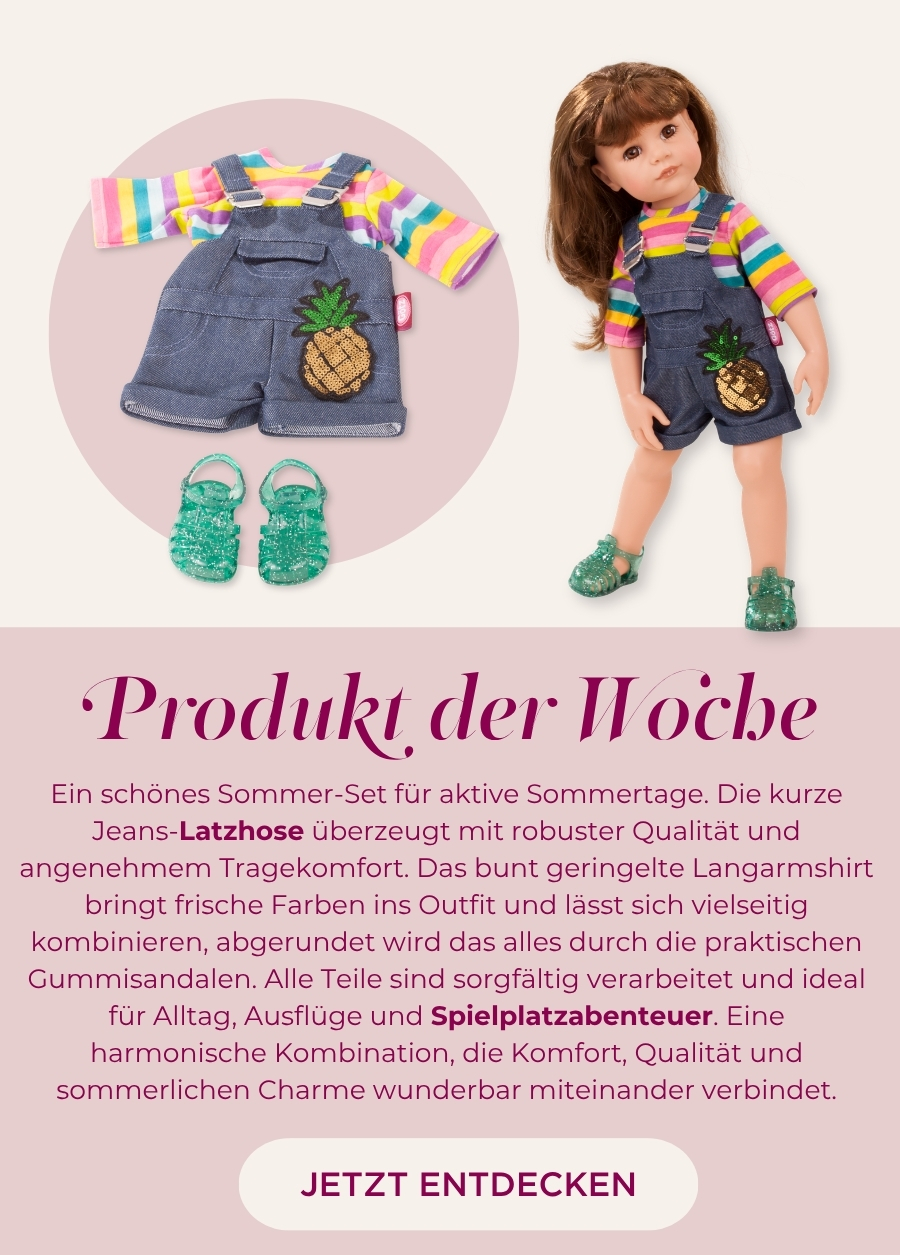 Bekleidungsset fuer Gr. 45-50 cm. Eine kurze Jeans-Latzhose mit geringeltem Langarmshirt und gruenen Sommersandalen von Goetz