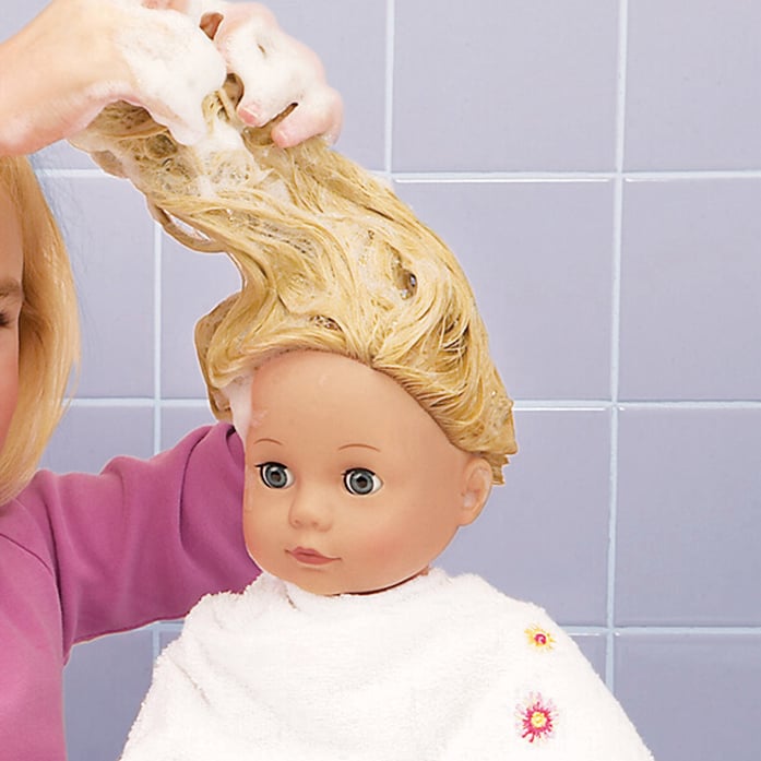 Startseite-goetz-puppen-lets-wash-bild Kind wäscht Stehpuppe ihre blonden Haare