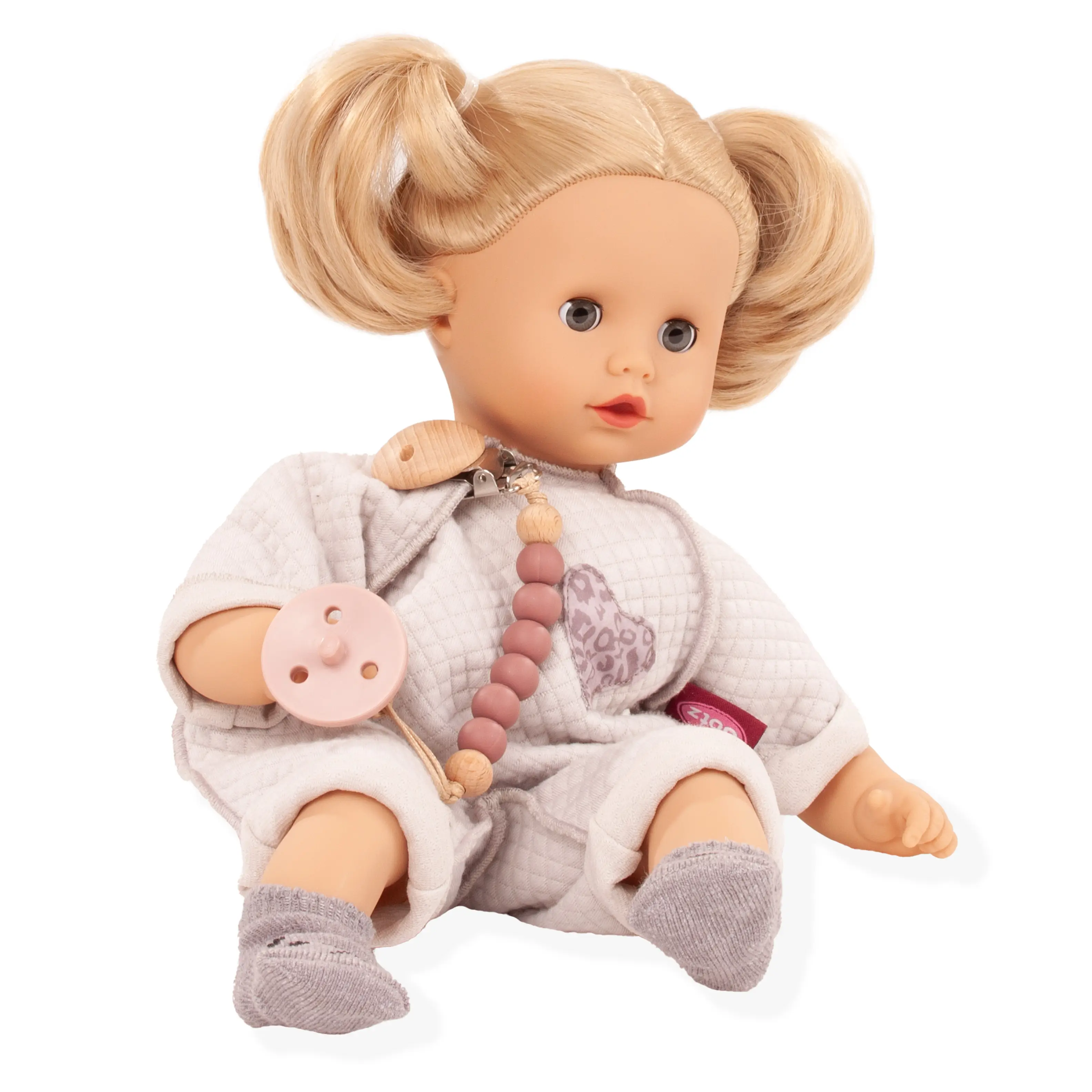 Babypuppe Gr. 30-33 cm mit blondem Haar und blauen Schlafaugen. Sie traegt einen hellgrauen Anzug, grauen Soeckchen, eine Schnullerkette und einen Schnuller von Goetz