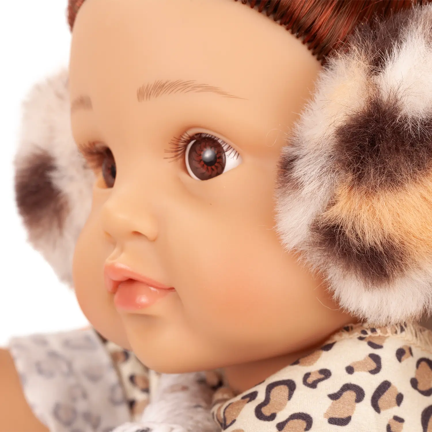 little kidz-total-stehpuppe-portrait-braune-augen-ohrenschuetzer-leo-print