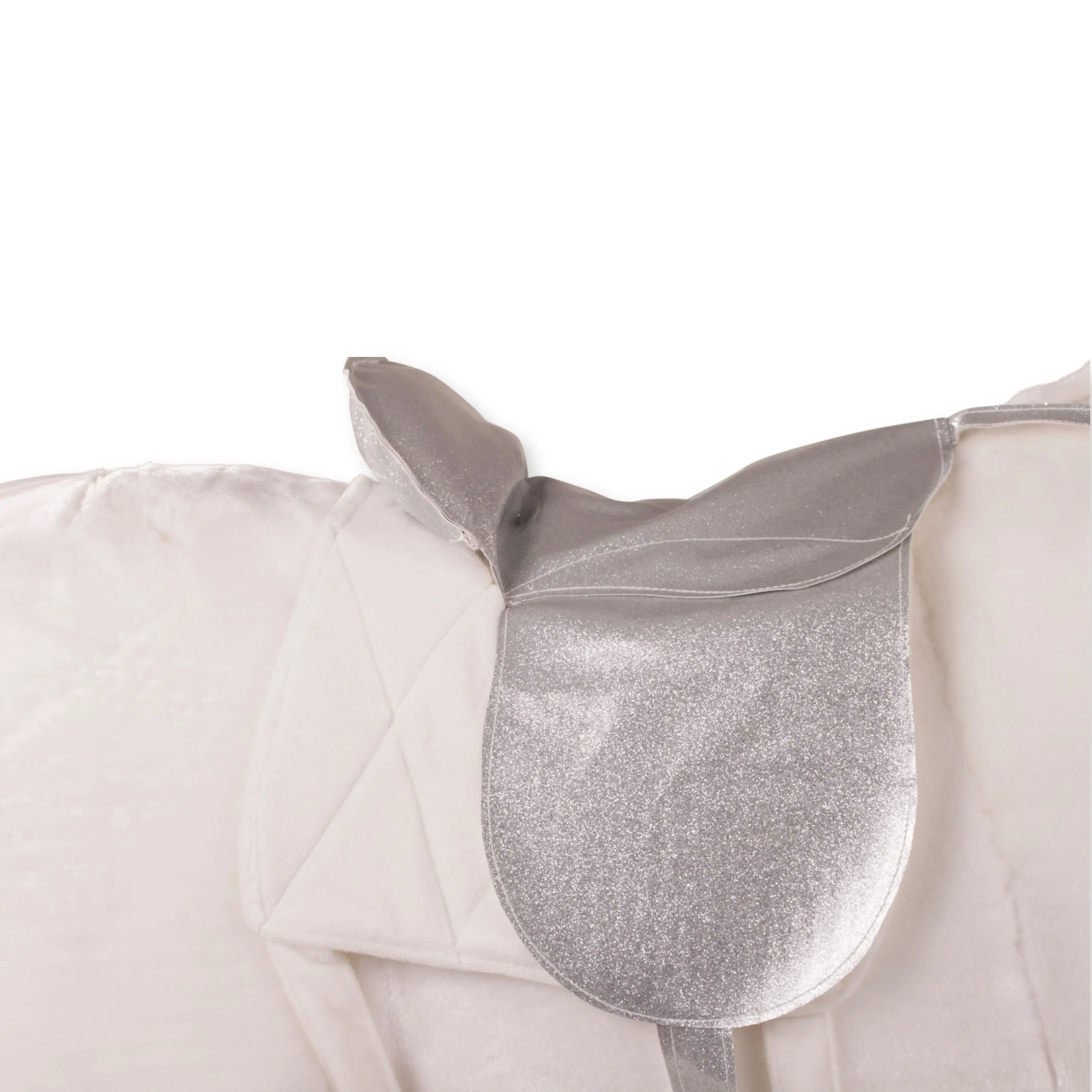 Detailansicht des Sattels und der Satteldecke zum Sitzpferd Einhorn aus weissem Pluesch von Goetz