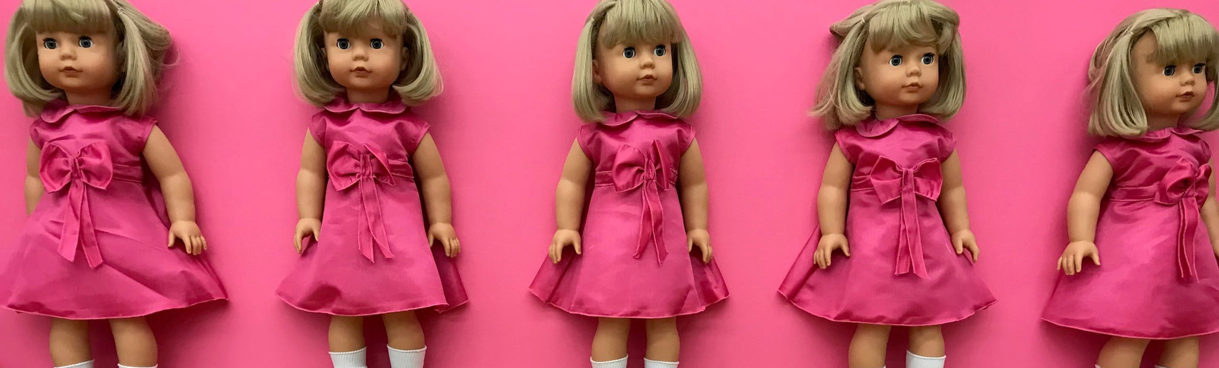 Mehrere Goetz Puppen die teil eines Theaterstücks sind