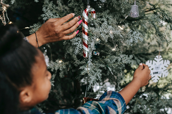besinnliche-vorweihnachtszeit-mit-der-familie-goetz-puppen-weihnachtsbaum-schmuecken Frau-und-kind-schmueckt-weihnachtsbaum