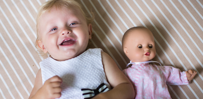 happykids-goetz-puppen-puppenpapa-kinderzimmer-bild Glückliche Puppenmama mit Muffin