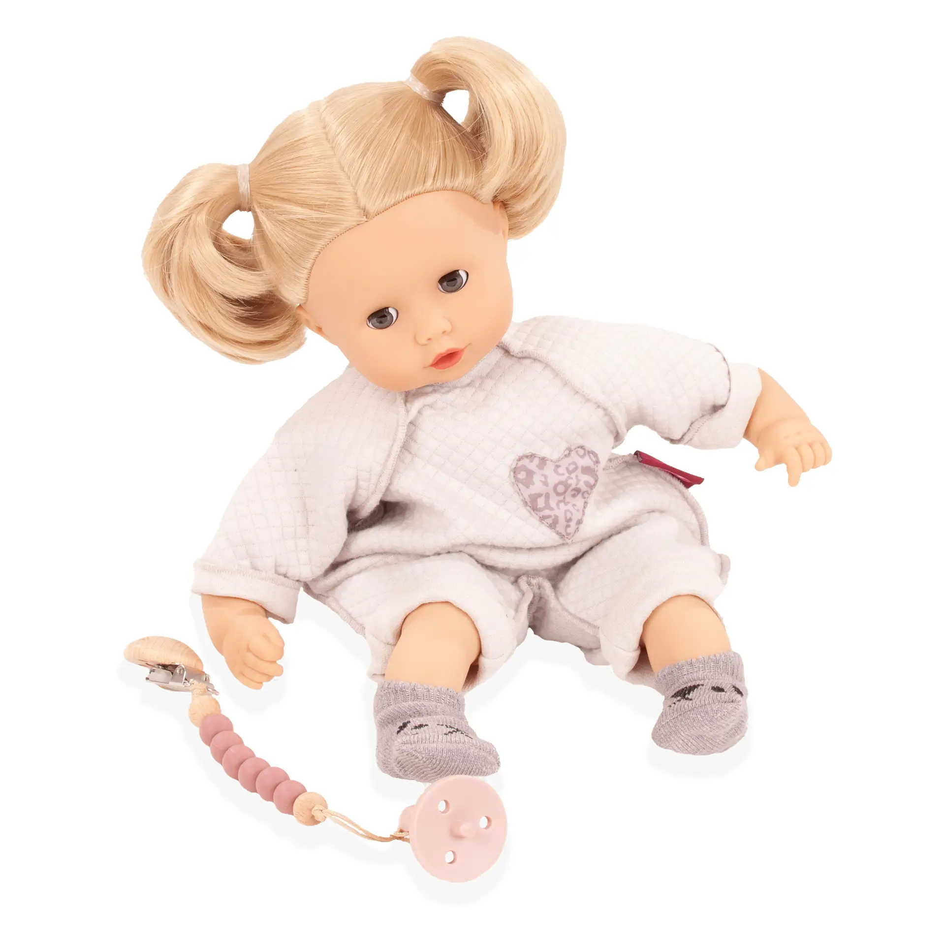 Babypuppe Gr. 30-33 cm mit blondem Haar und blauen Schlafaugen. Sie traegt einen hellgrauen Anzug, grauen Soeckchen, eine Schnullerkette und einen Schnuller von Goetz