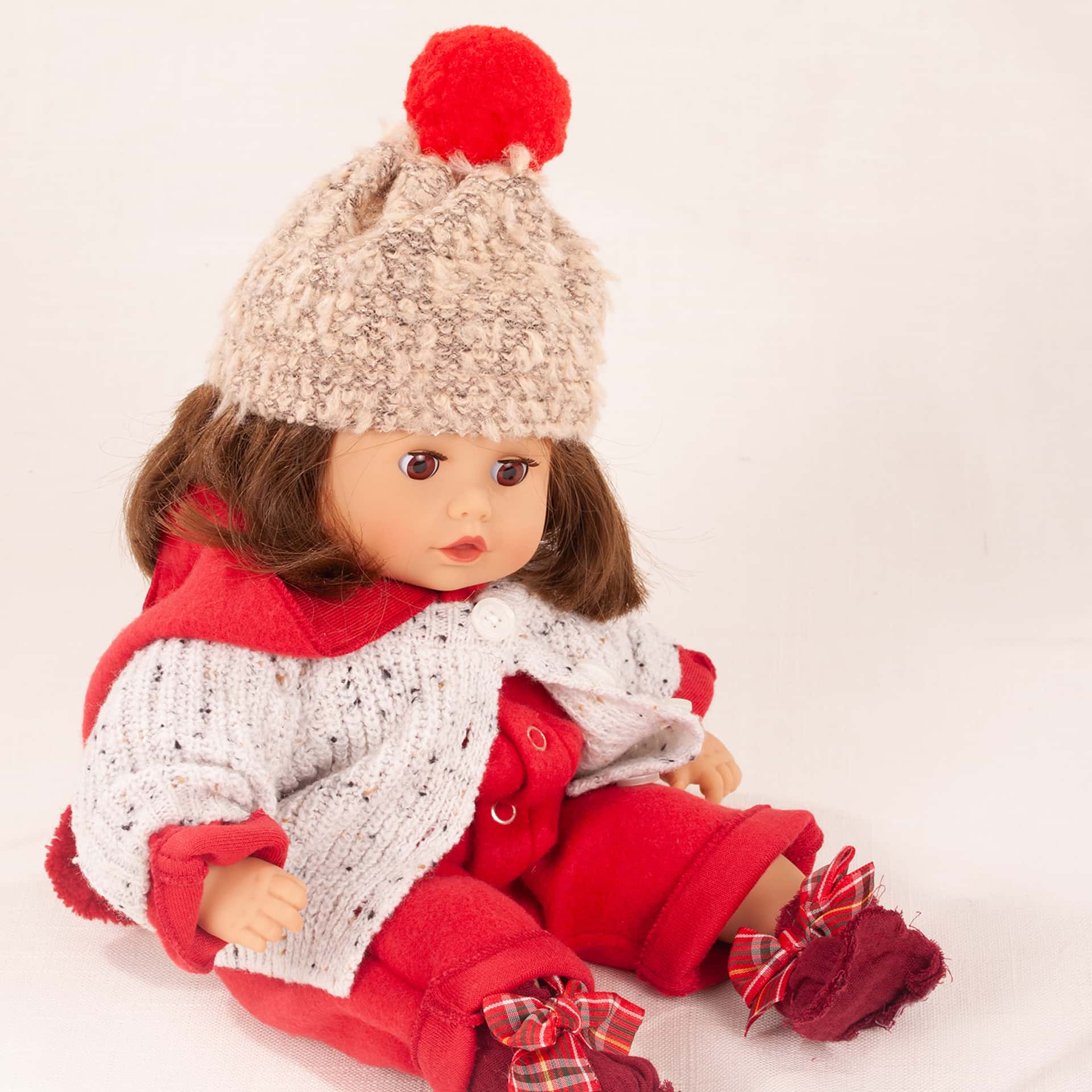 shop-the-look-babypuppe-strickmuetze-strickjacke-babyanzug-stoffschuhe