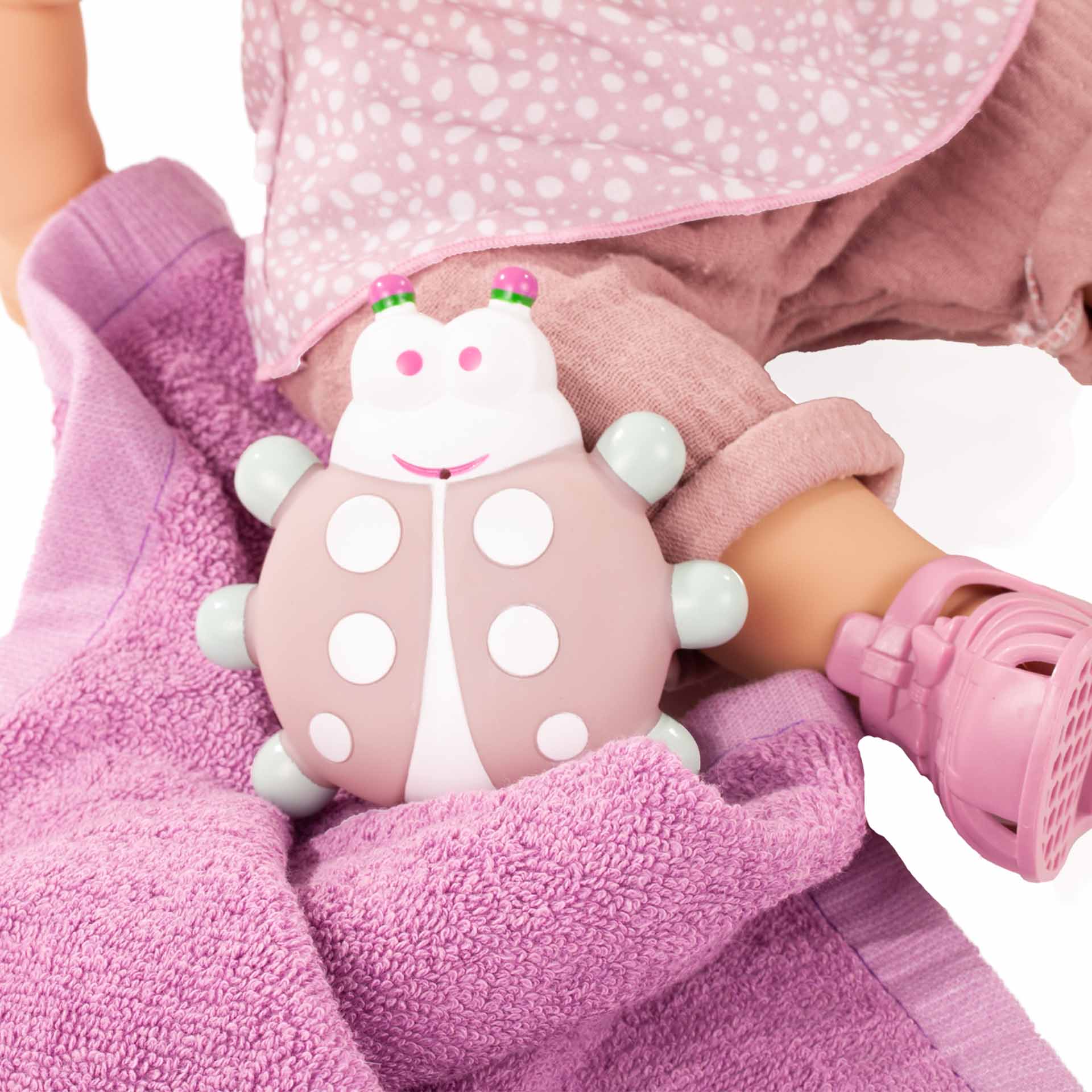 2218046-maxy-aquini-soft-mood-babypuppe-detail-zubehoer maxy-aquini-soft-mood-badetuch-wasserspritztier-badepuppe-goetz