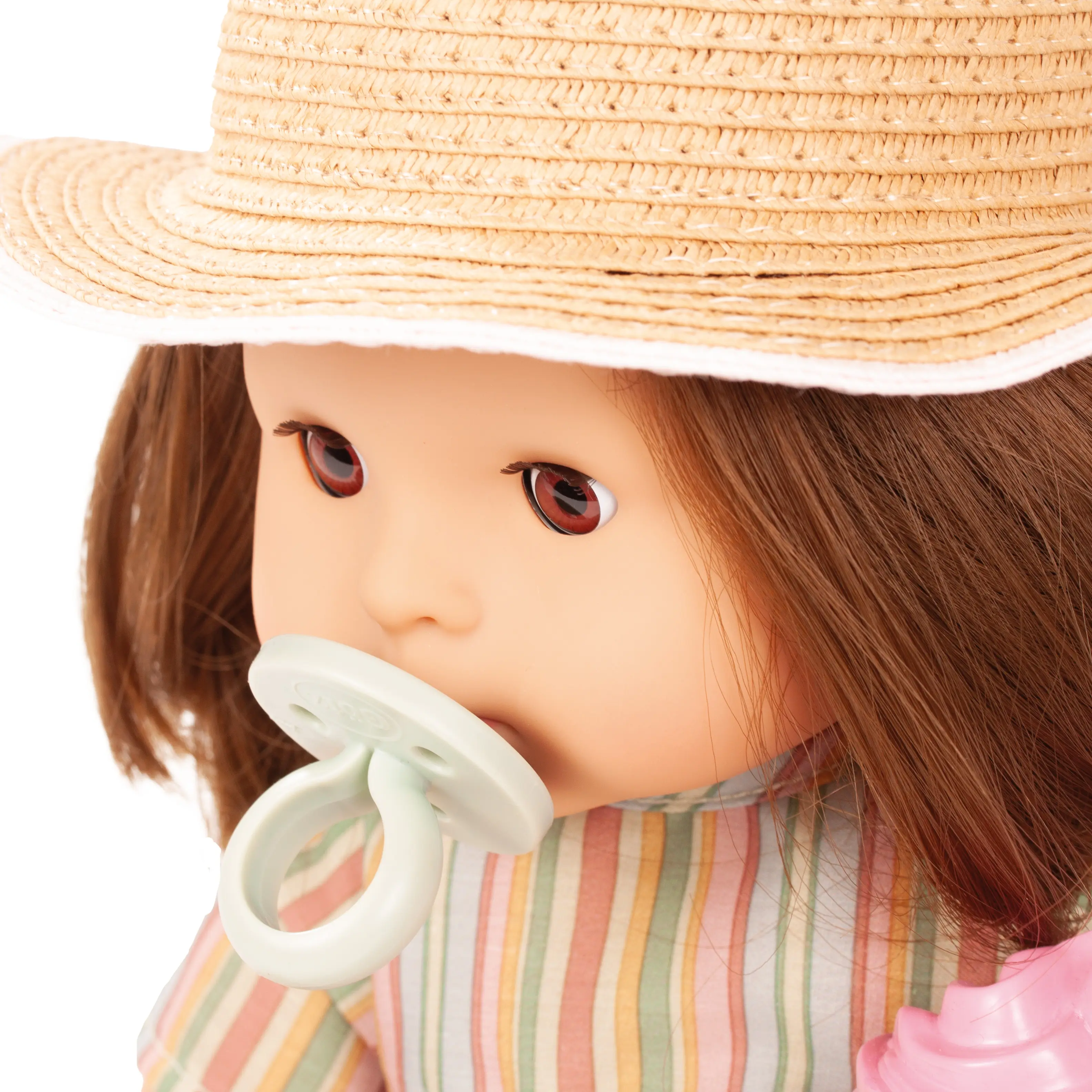 2518254-maxy-aquini-beach-vibes-badebaby-goetz maxy-aquini-beach-vibes-badebaby-goetz-schlafaugen-braune-augen-pagenkopf-braunhaarig-strohhut-schnuller