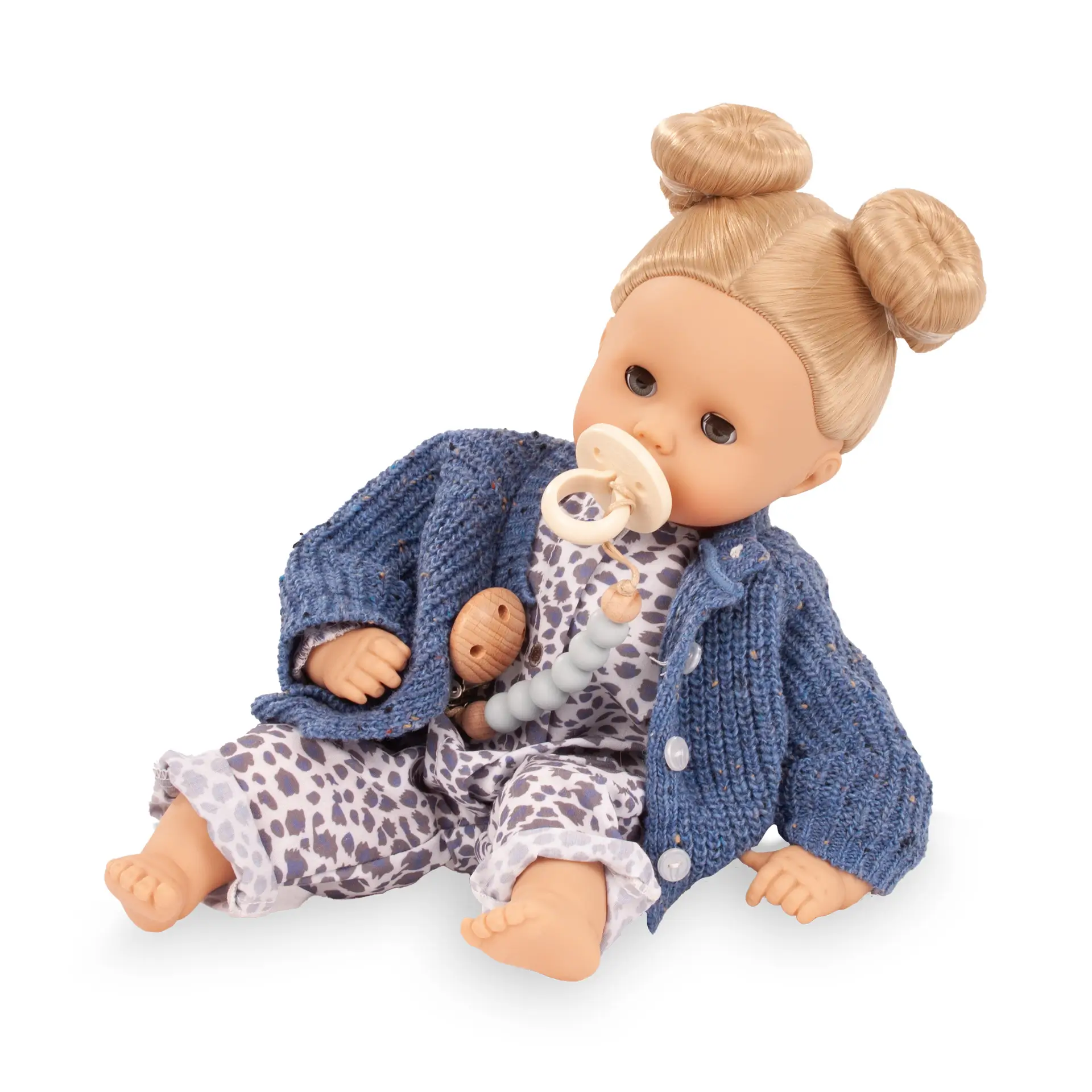 Bekleidungsset fuer Babypuppe Gr. 30-33cm mit Leopardenmuster in Blau-Beige, einer blauen Strickjacke, einer Schnullerkette mit Schnuller. Von Goetz