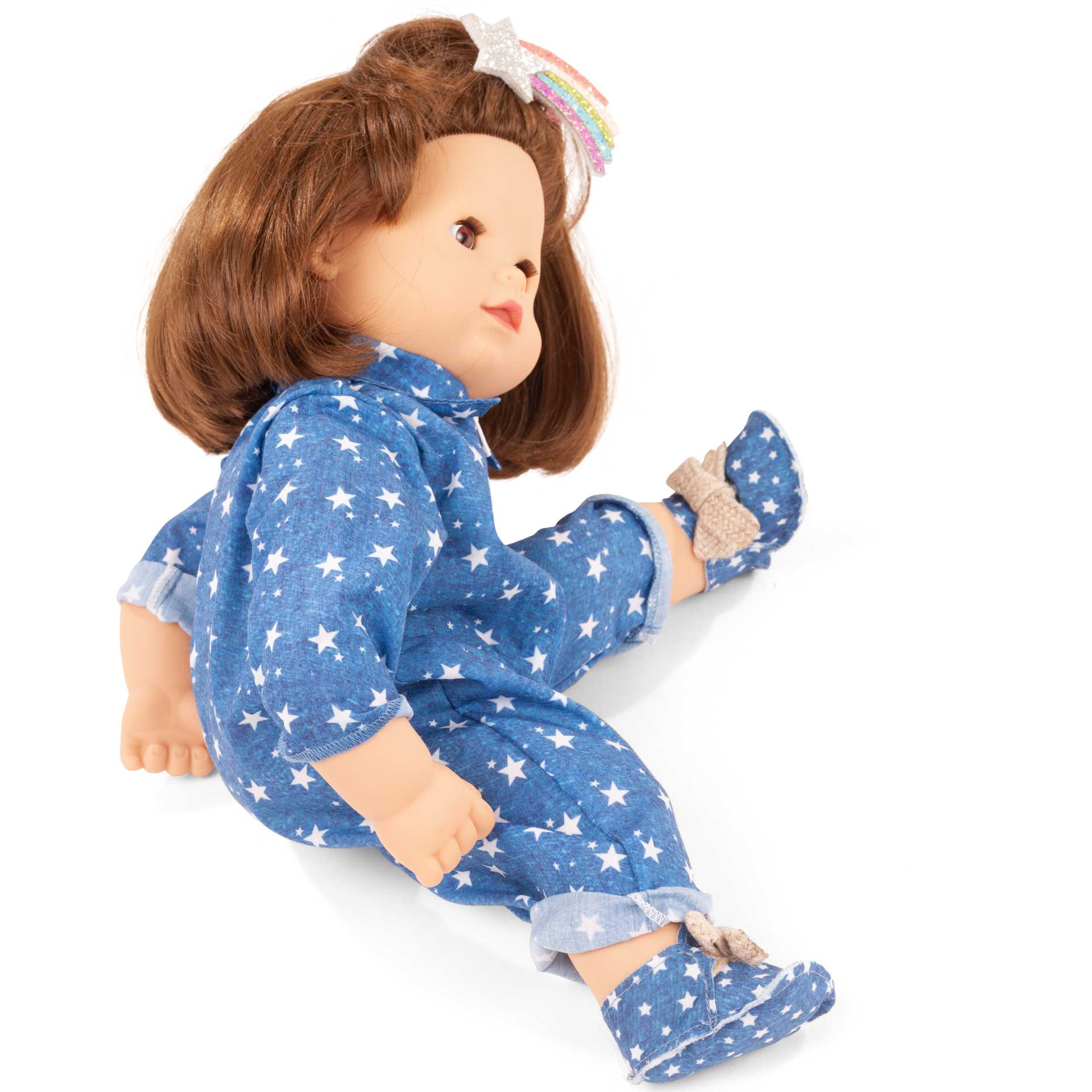 2427117-maxy-muffin-mein-stern-babypuppe-goetz maxy-muffin-mein-stern-babypuppe-goetz-anzug-haarklammer-stoffschuhe-sternenmuster-braunhaarig-schlafaugen