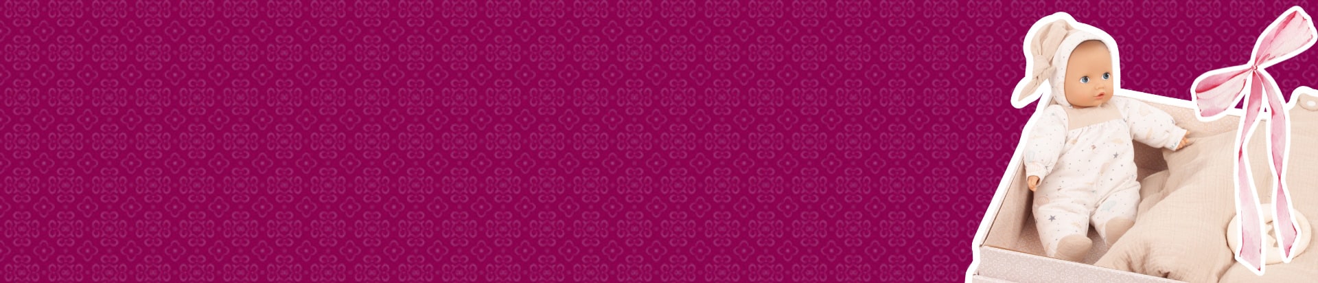 Header Geschenke Geschenkbox Baby Pure Sleep Well Goetz Geschenkeset mit Erstlingspuppe und Schlafsack auf bordeauxfarbenen Hintergrund