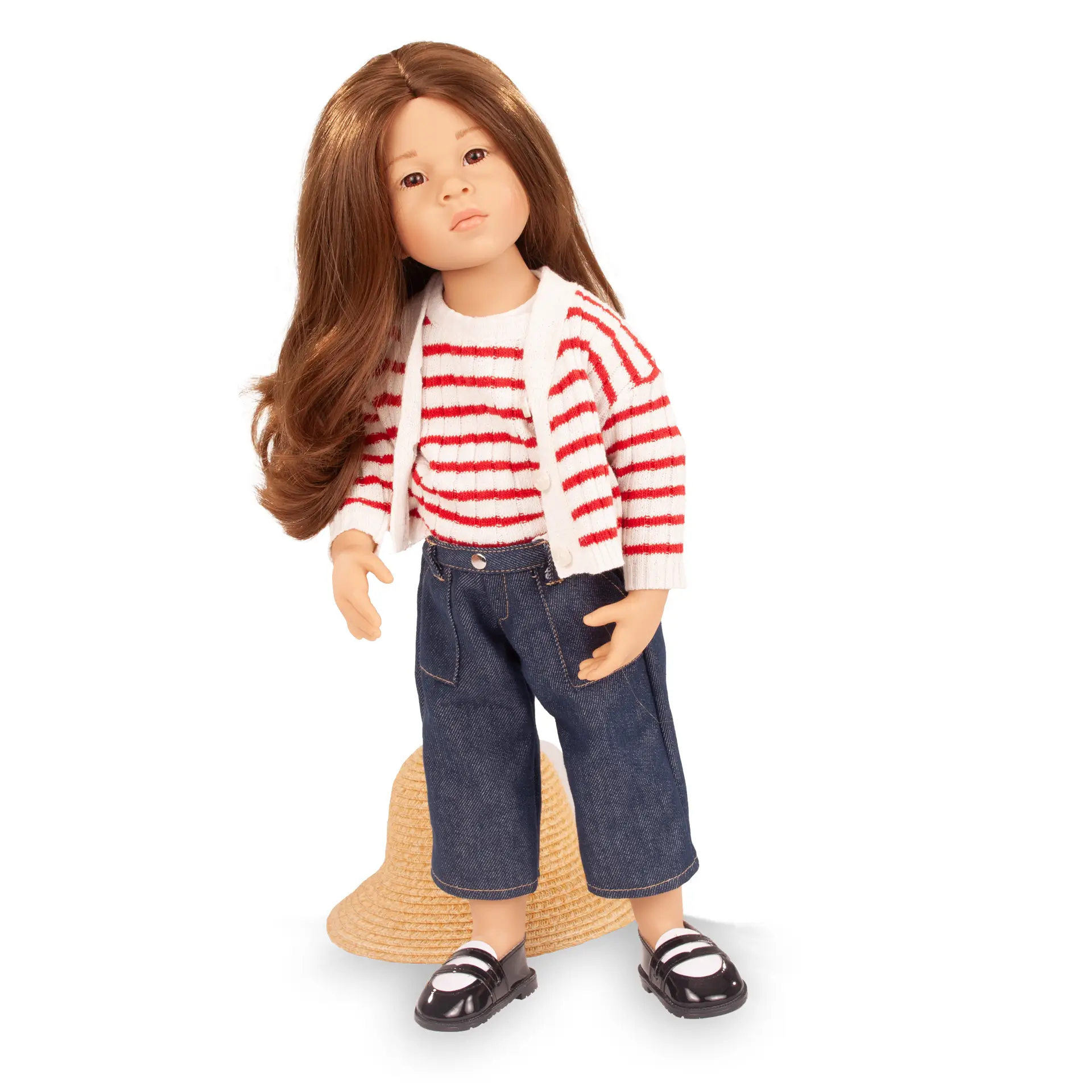 Multigelenkstehpuppe Gr. 50 cm mit braunem langen Haar und braunen Augen. Sie traegt ein Strickoberteil mit Strickjacke darueber, dazu eine Jeans mit schwarz-weissen Spangenschuhen und einen Strohhut von Goetz